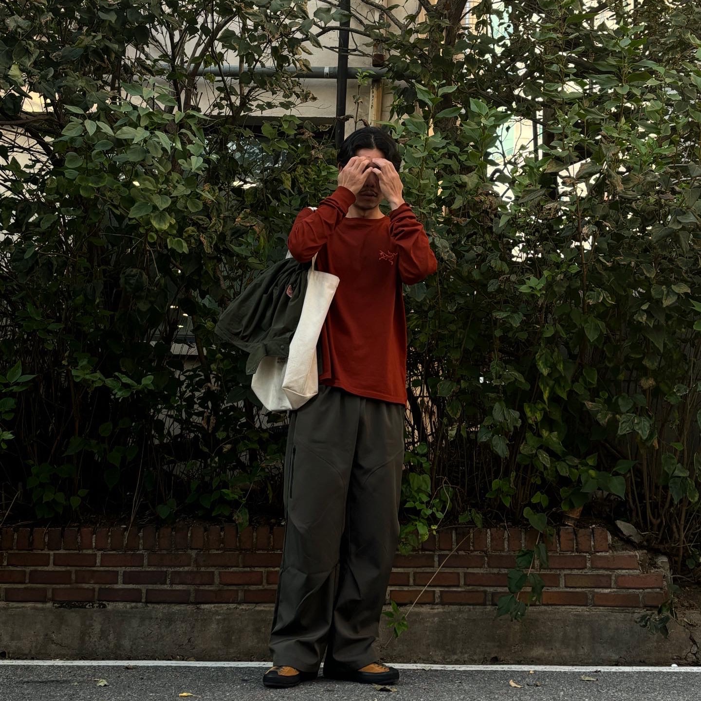 Arc'teryx Arc'Multi Bird Logo LS T-Shirt White Light, Scarpa Mojito Wrap R Brown - 24FW 착용 스타일 - 1