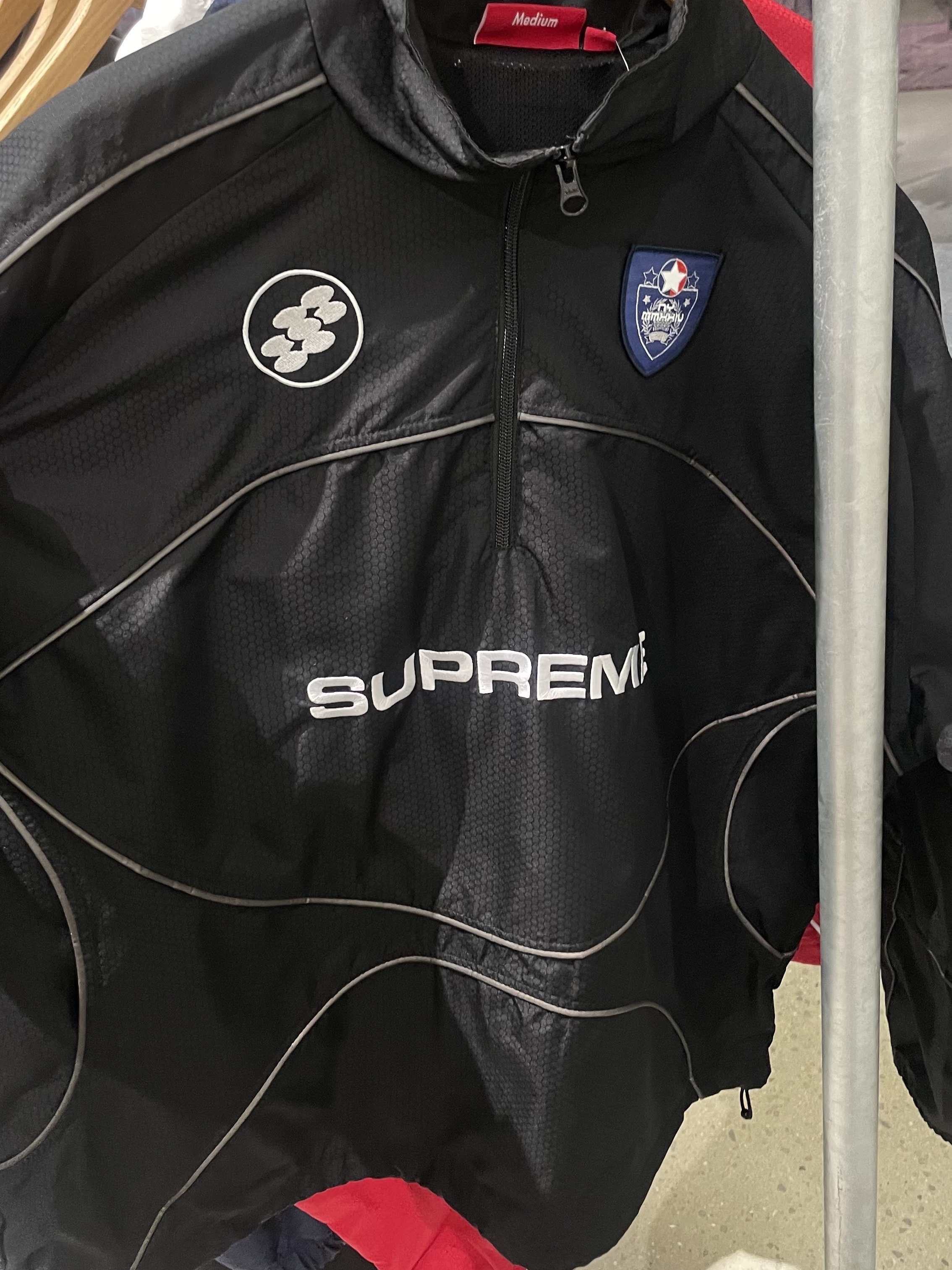 Supreme Reflective Piping Pullover Black - 24FW 착용 스타일