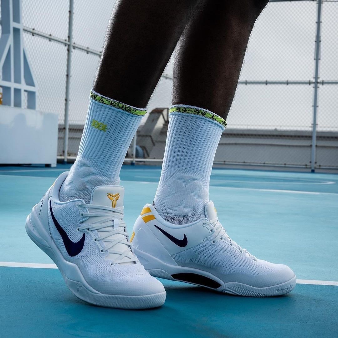 Nike Kobe 8 Protro White and Court Purple 착용 스타일 - 1