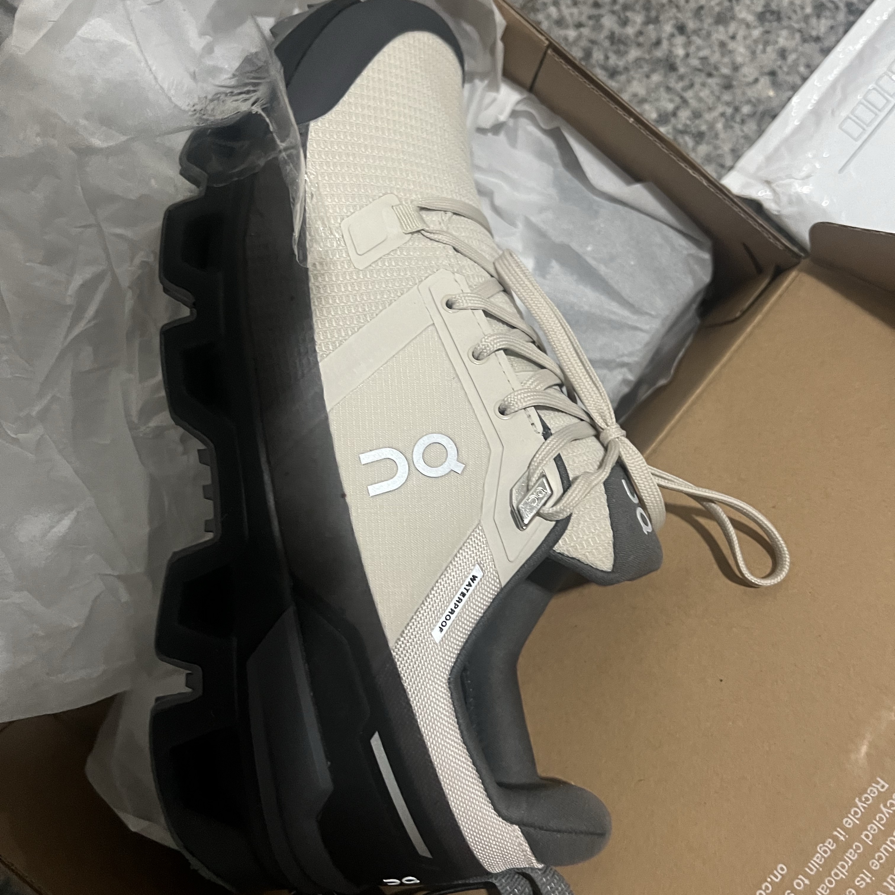 On Running Cloudwander Waterproof Sand Black 착용 스타일 - 2