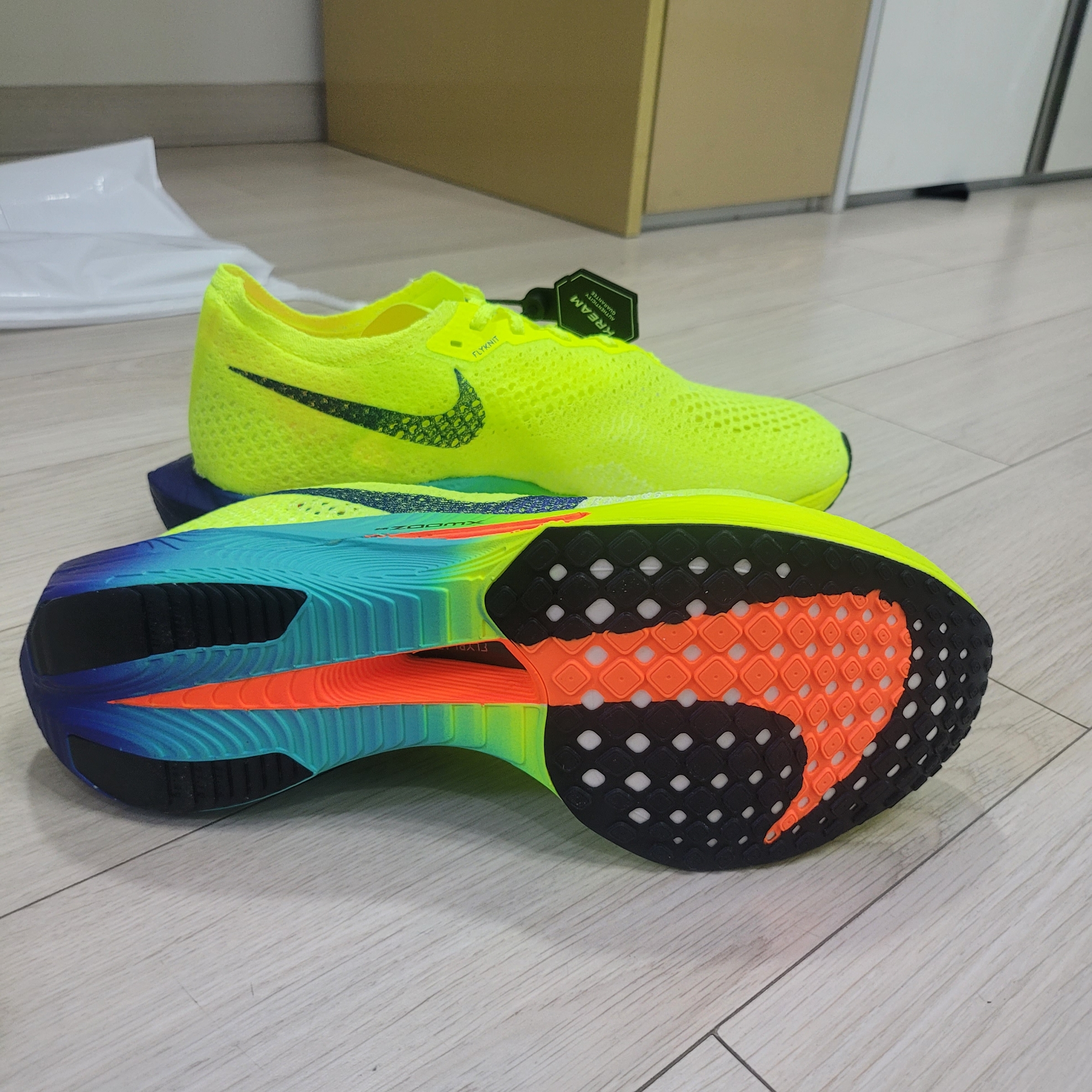 Nike ZoomX Vaporfly Next% 3 Volt Scream Green 착용 스타일 - 2