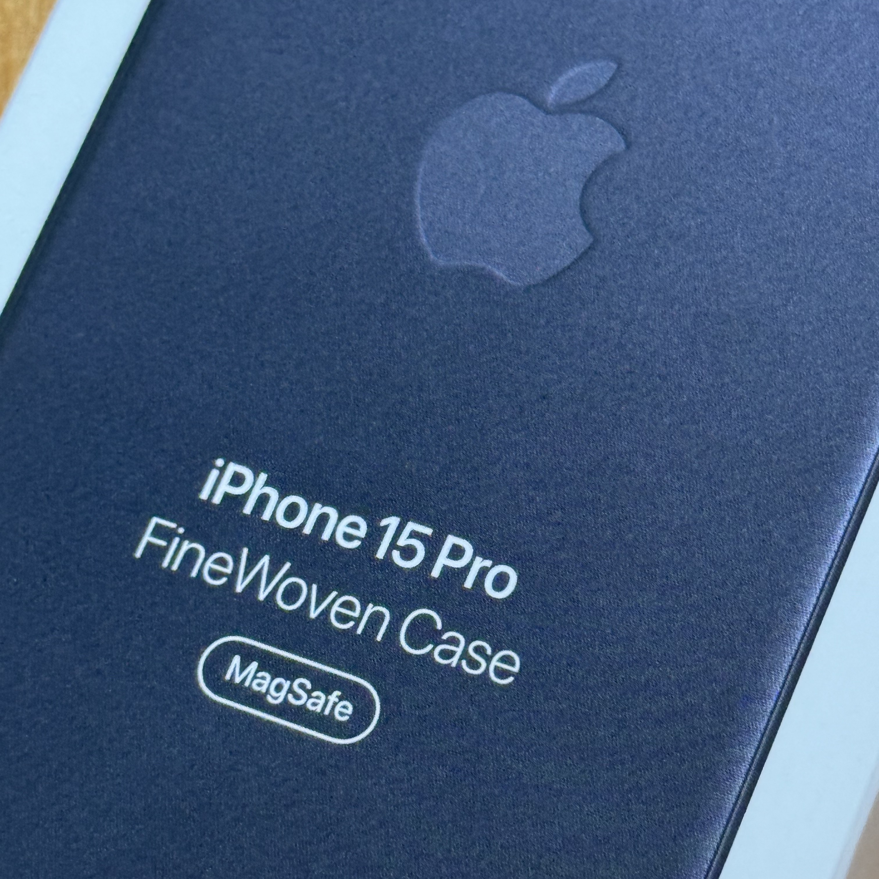 Apple iPhone 15 FineWoven Case with MagSafe Black 착용 스타일