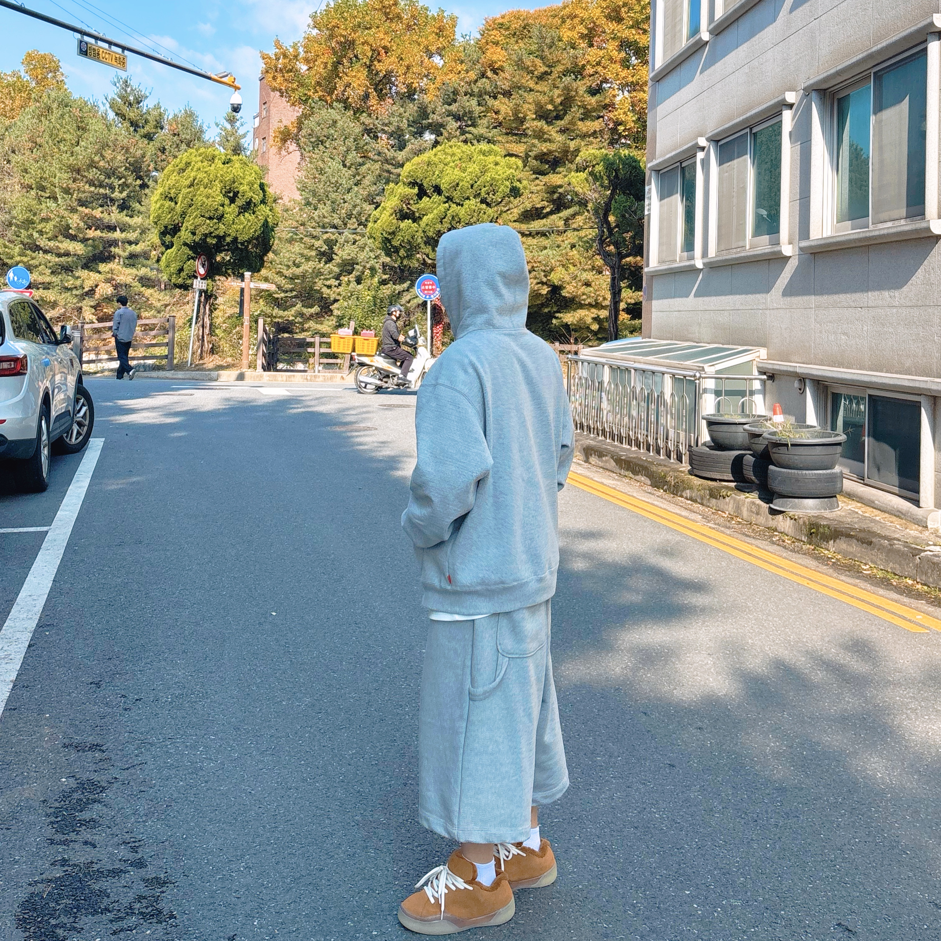 Supreme S Logo Zip Up Hooded Sweatshirt Heather Grey - 23FW, MJD Wide Carpenter Bermuda Shorts Melange Grey 착용 스타일 - 2