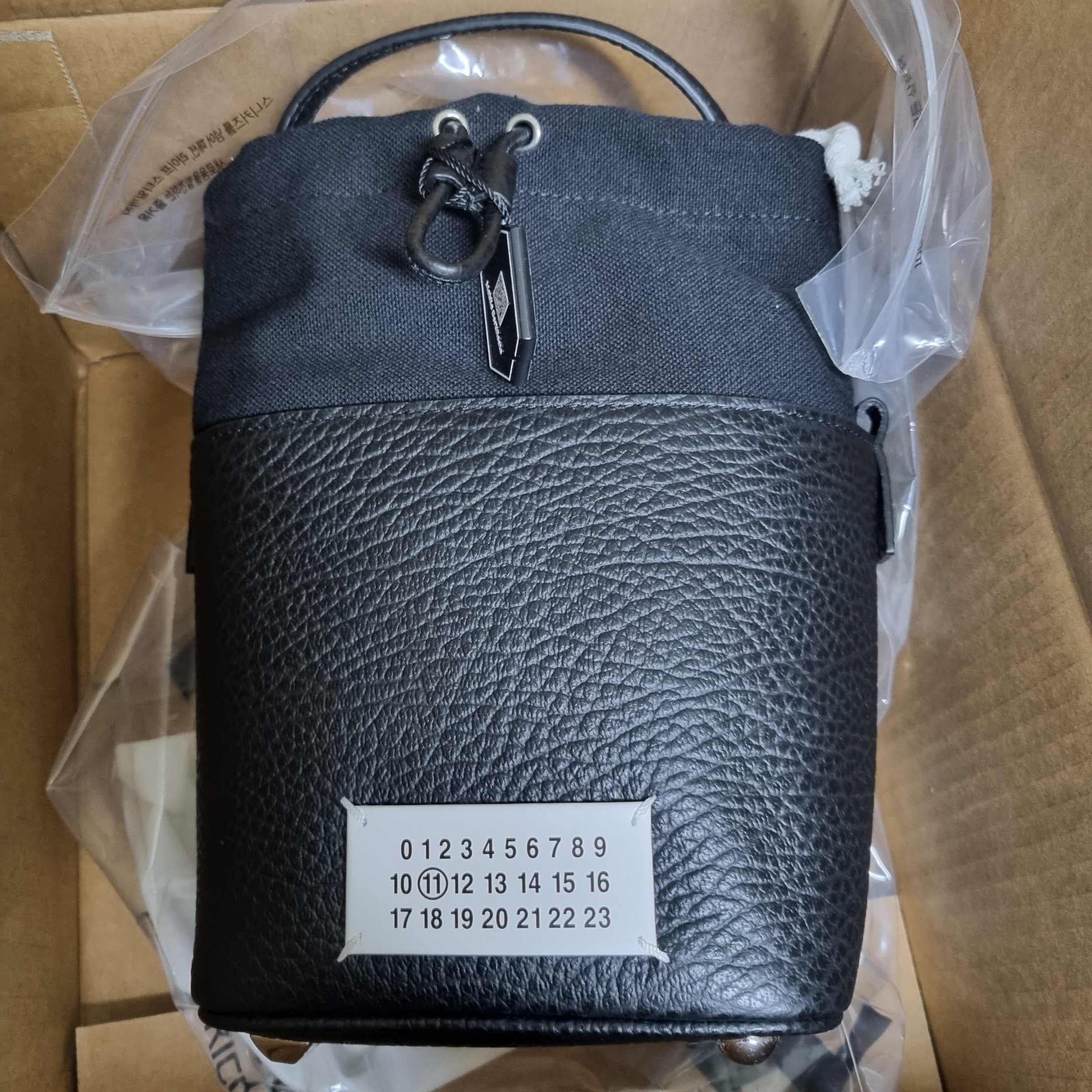 Maison Margiela 5AC Bucket Bag Black 착용 스타일