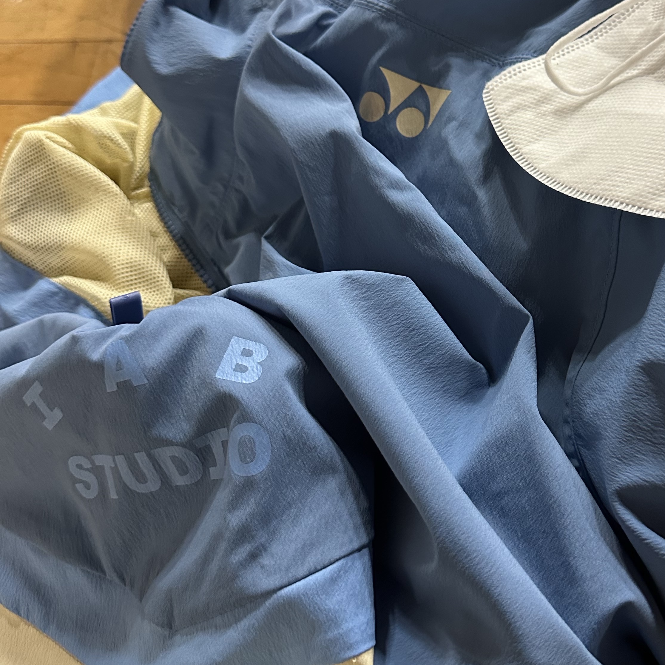 IAB Studio x Yonex Woven Pullover Blue 착용 스타일
