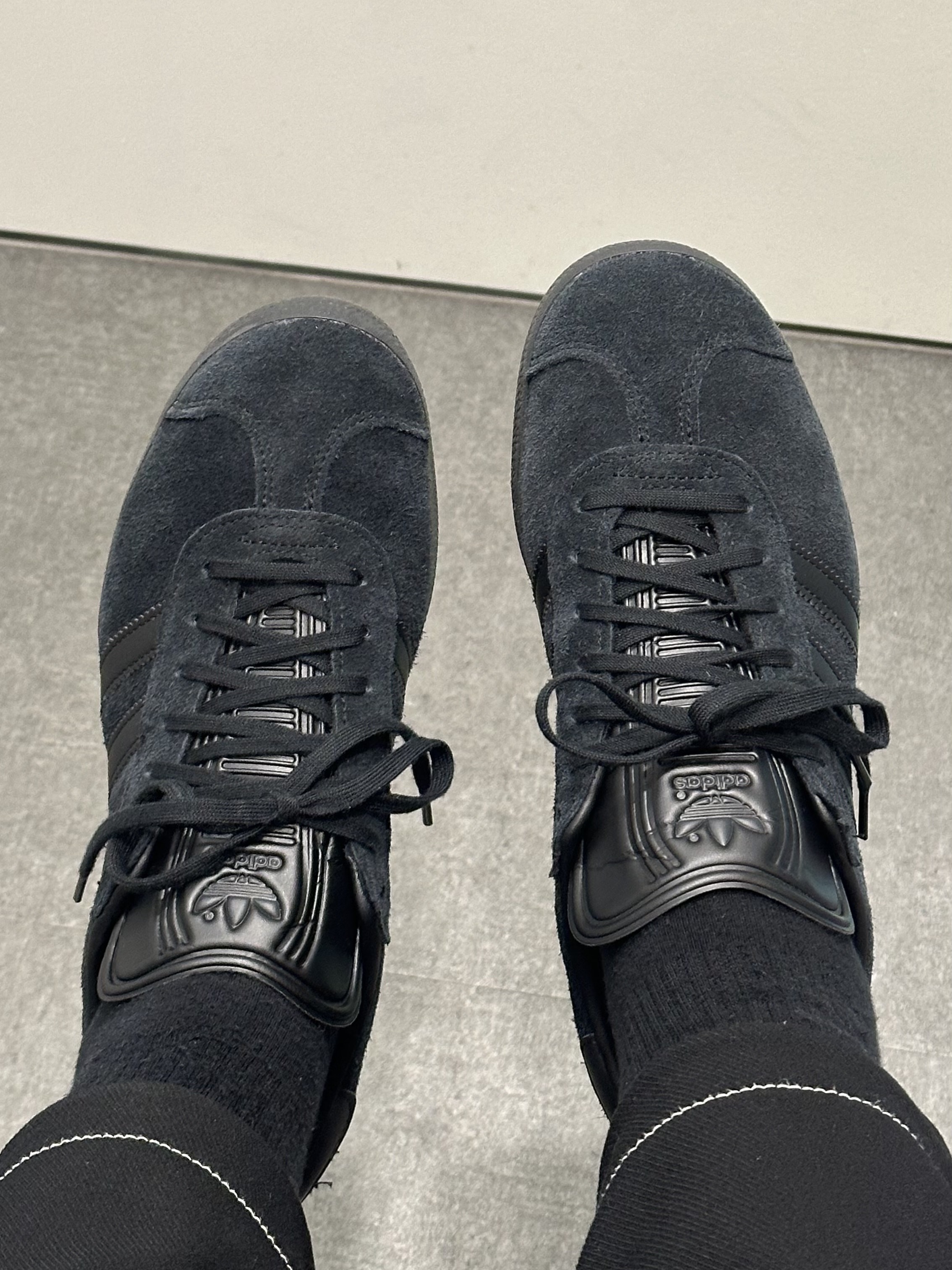 Adidas Gazelle Triple Black 착용 스타일