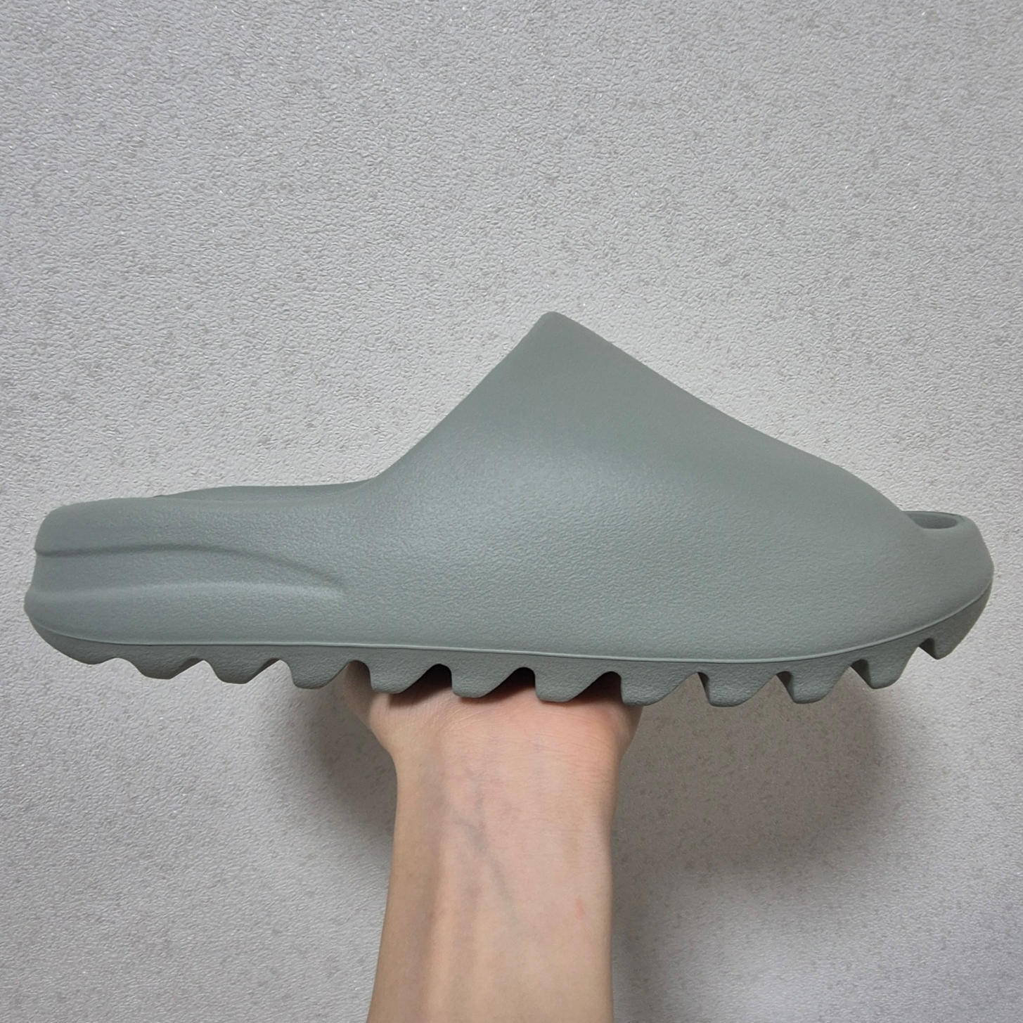 Adidas Yeezy Slide Salt 착용 스타일 - 1