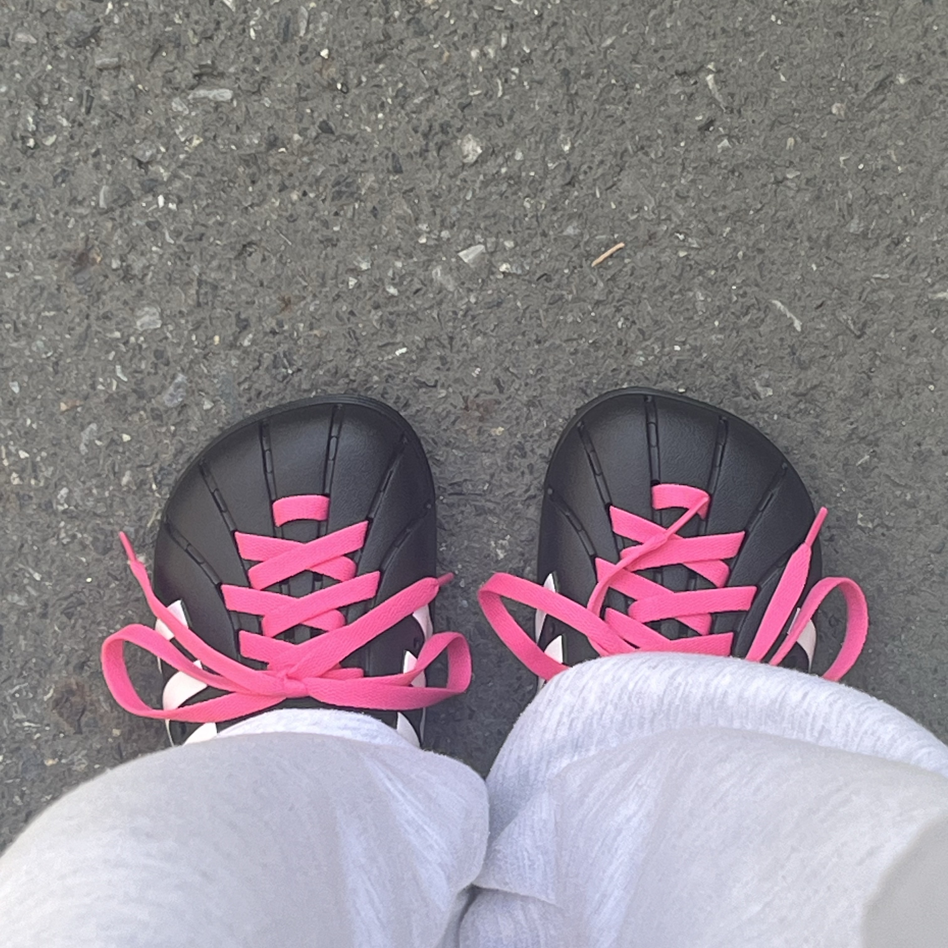 Adidas Adilette Clog Black White 착용 스타일