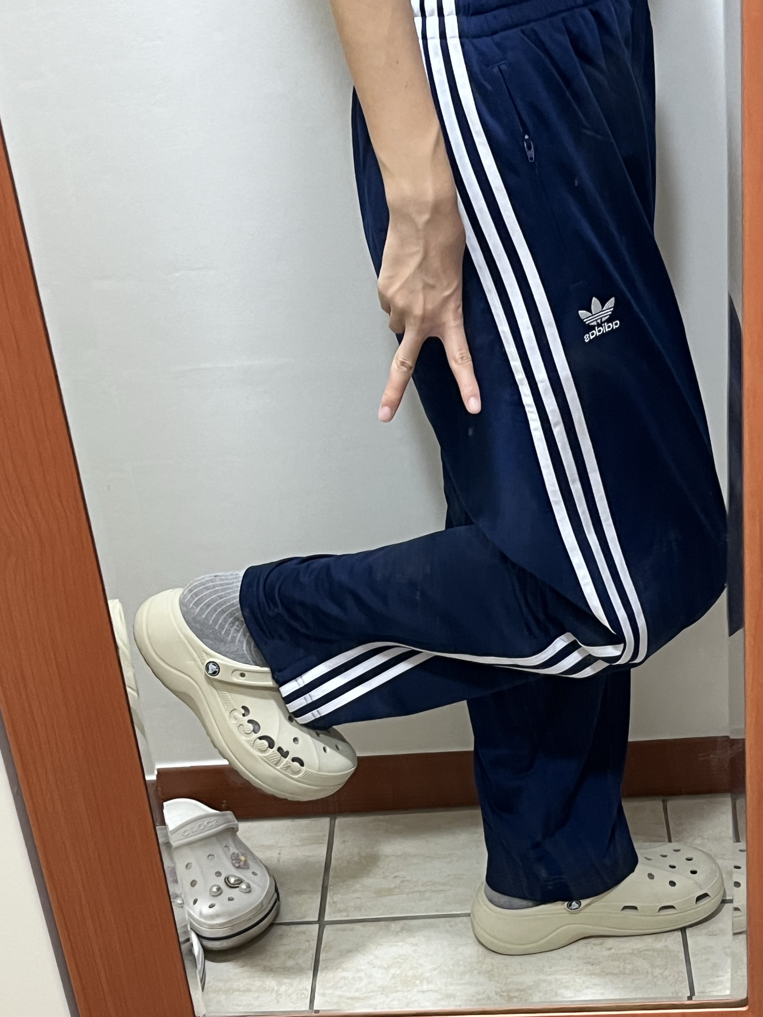 Adidas Adicolor Classics Firebird Track Pants Night Indigo - US Sizing, Adidas Adicolor Classics Firebird Track Pants Night Indigo - KR Sizing 착용 스타일 - 2