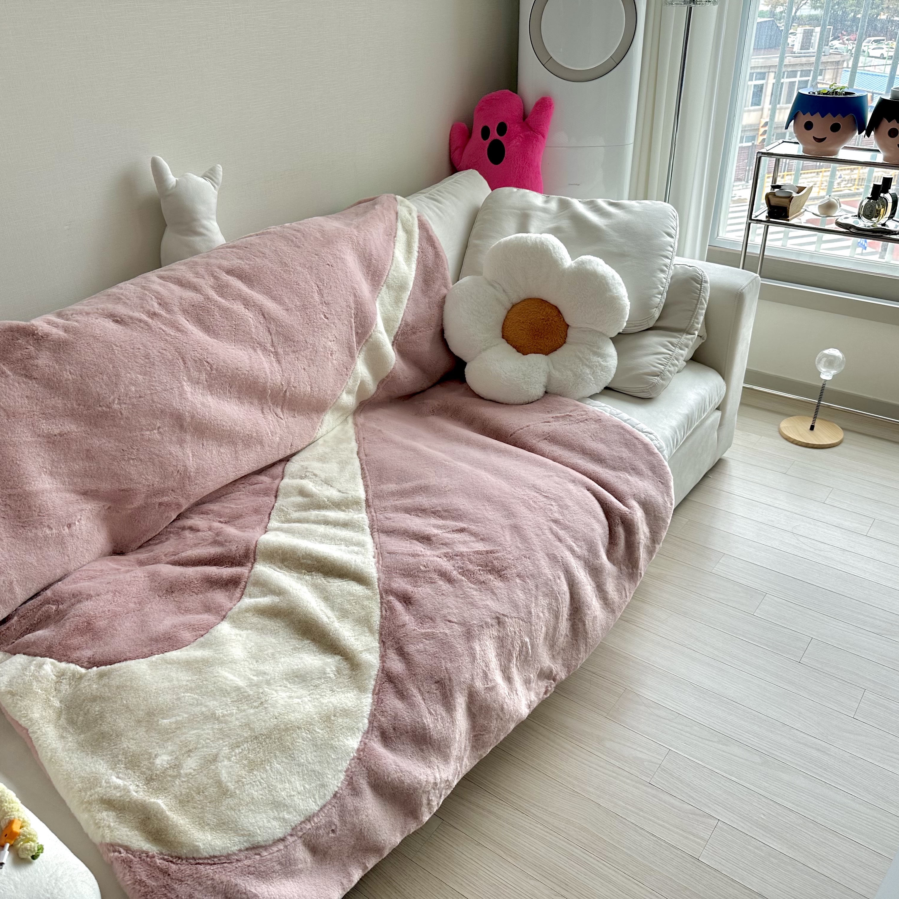 Nike NSW Faux Fur Blanket Pink Oxford 착용 스타일
