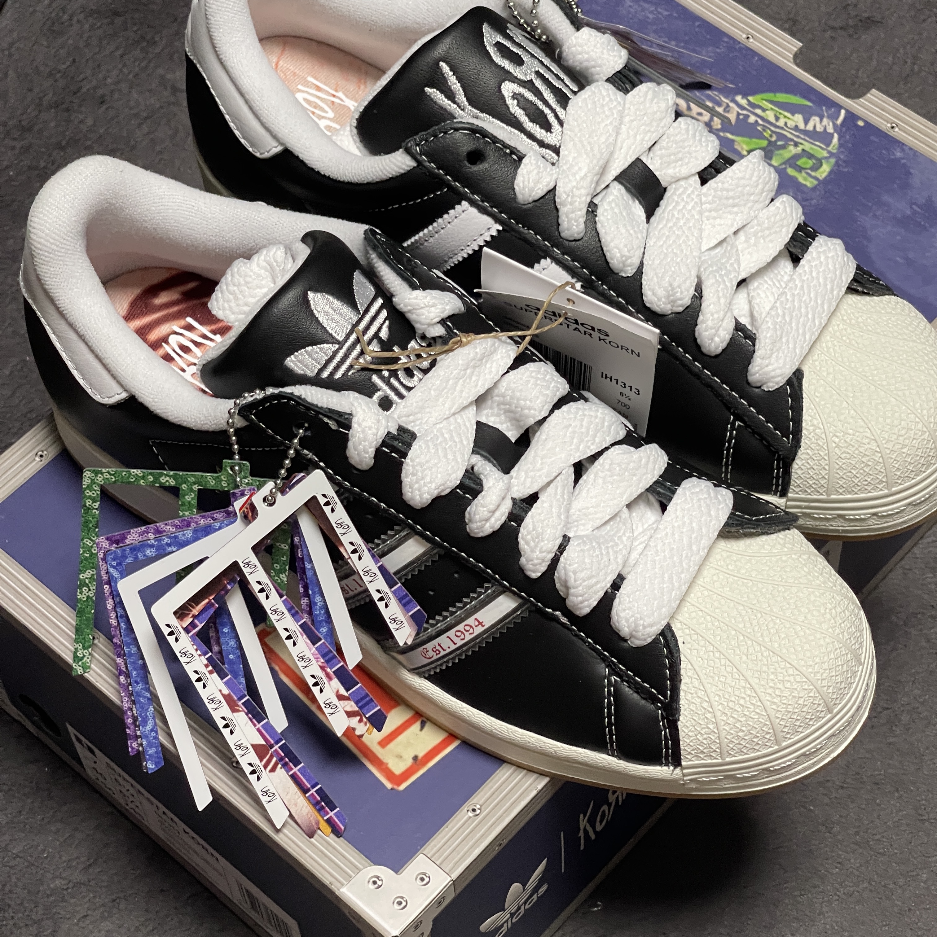 Adidas x KoRn Superstar 30th Anniversary Core Black Translucent 착용 스타일 - 2