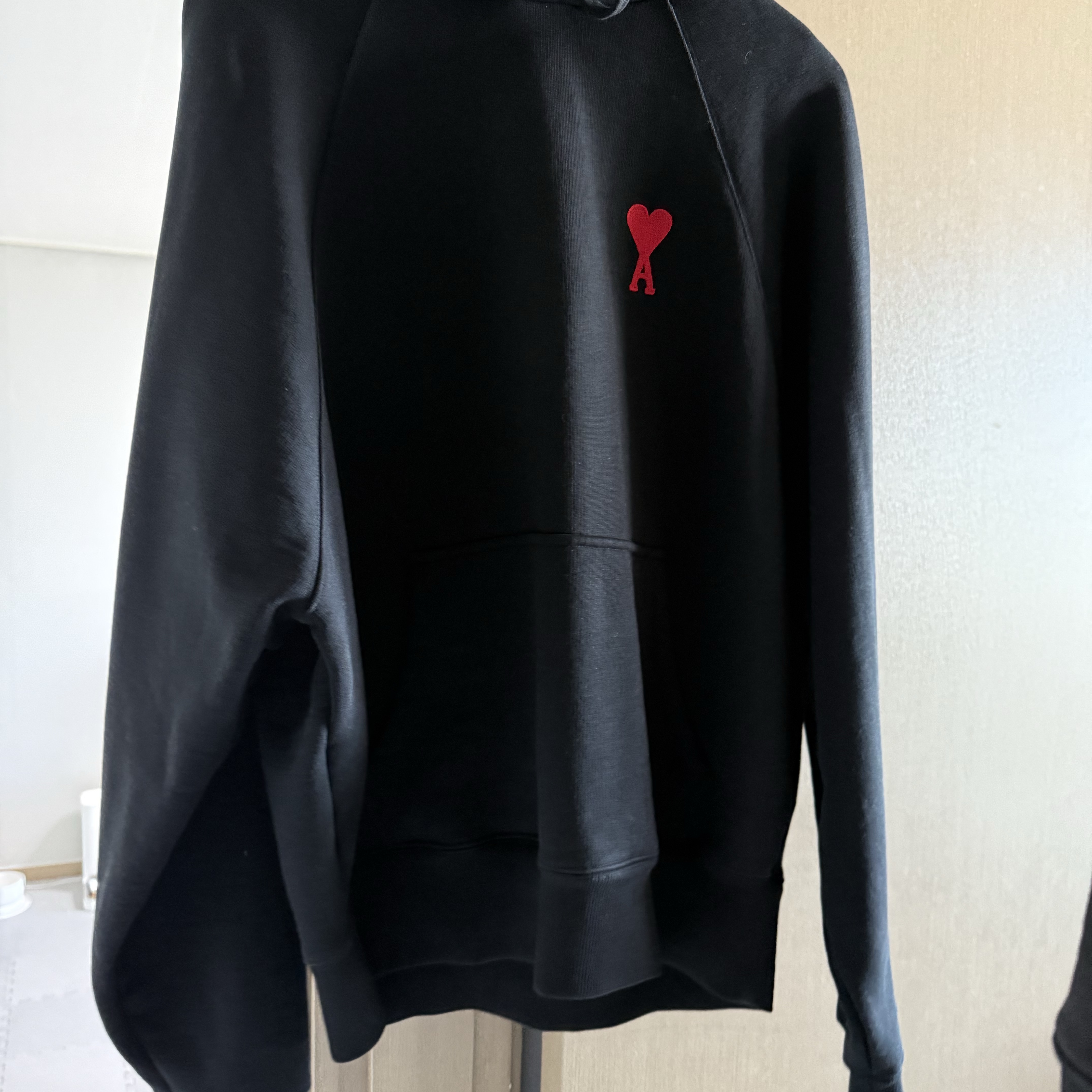 AMI de Coeur Hoodie Black 착용 스타일