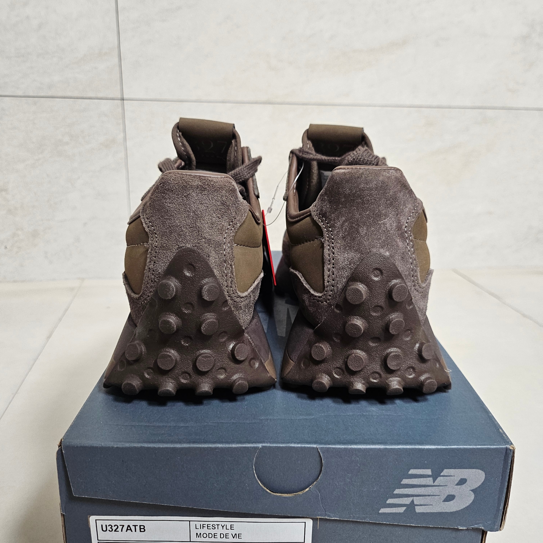 New Balance 327 Brown 착용 스타일 - 2