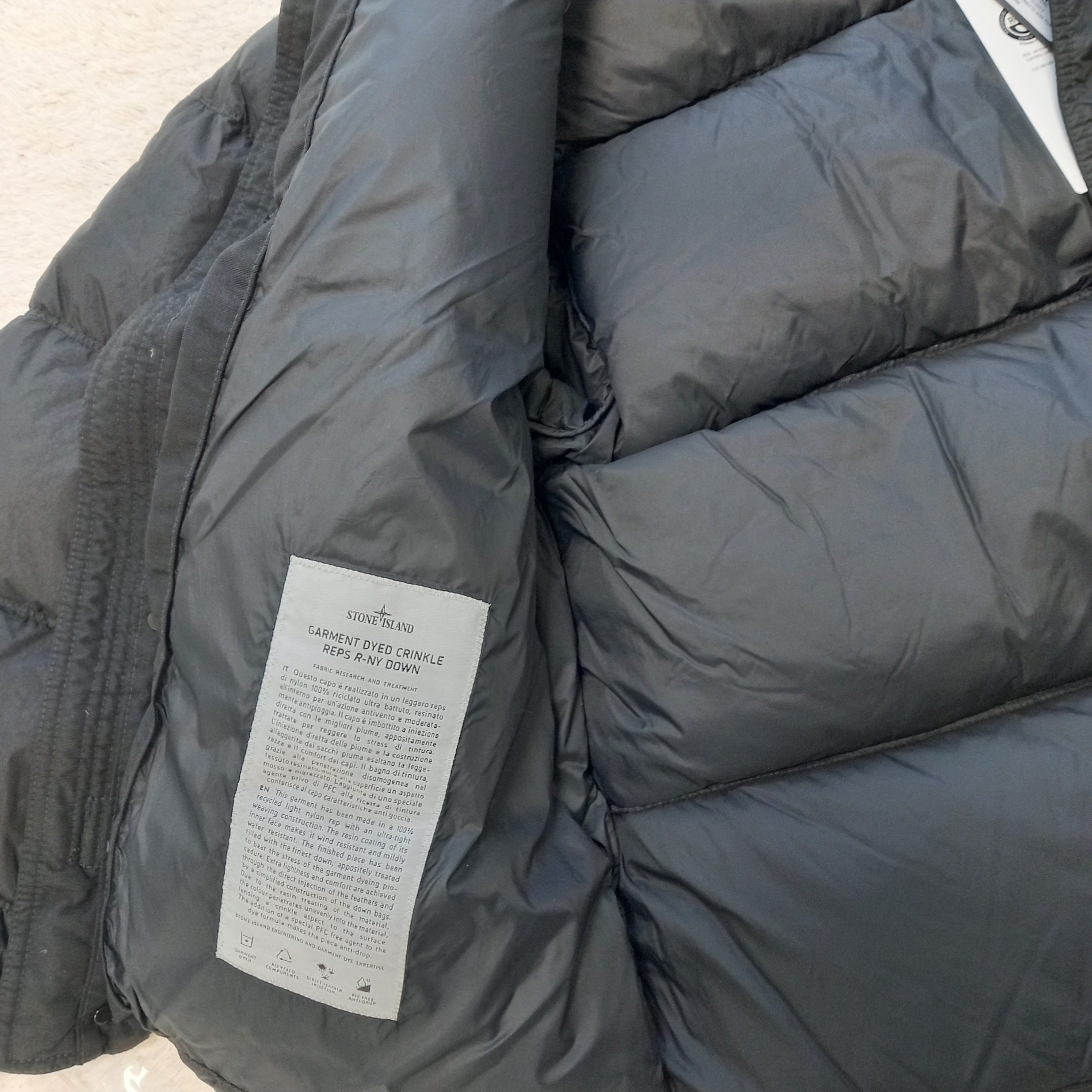 Stone Island 40123 Garment Dyed Crinkle Reps R-NY Down Jacket Black - 24FW 착용 스타일 - 7