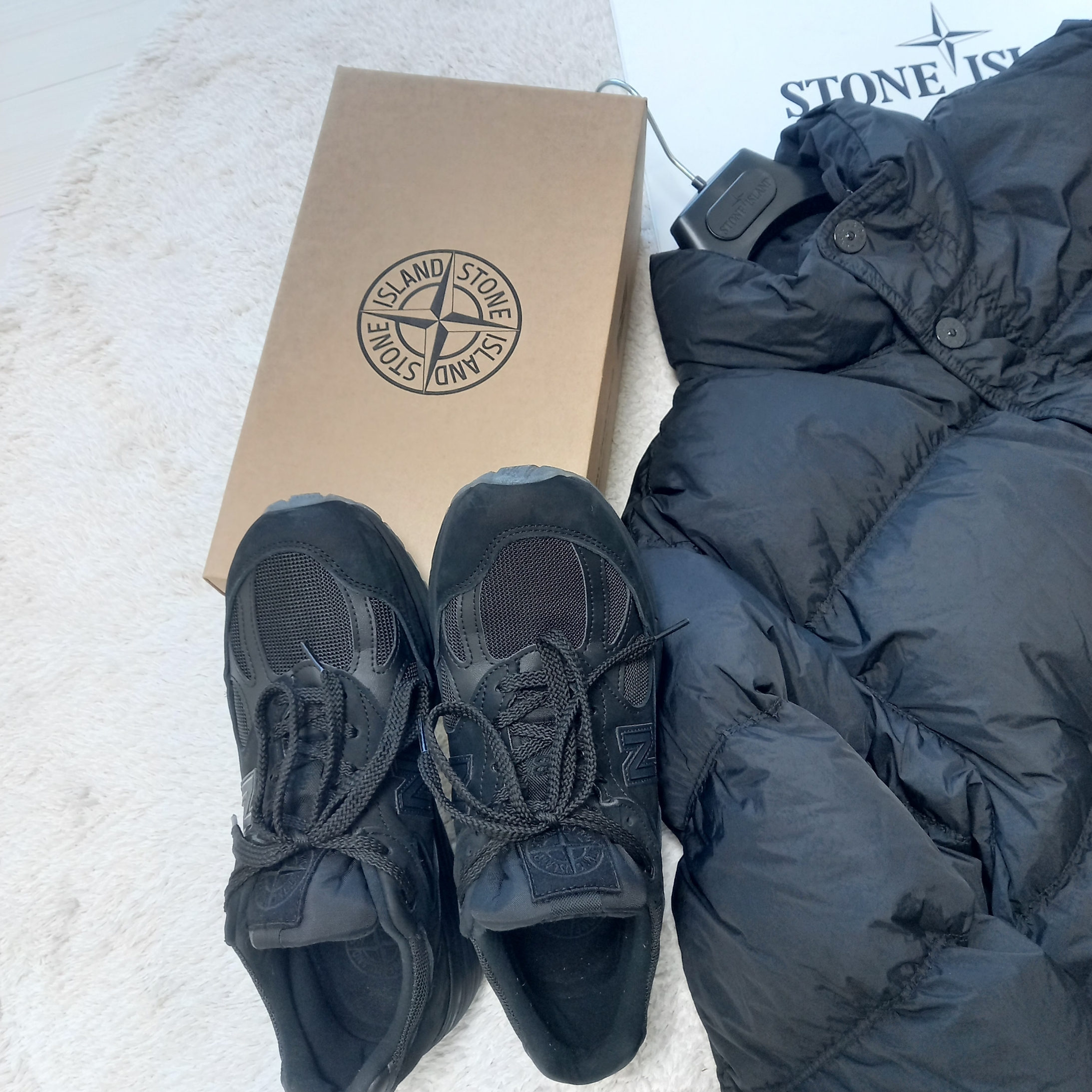 Stone Island 40123 Garment Dyed Crinkle Reps R-NY Down Jacket Black - 24FW, New Balance x Stone Island 991v2 Made in UK Black 착용 스타일 - 3