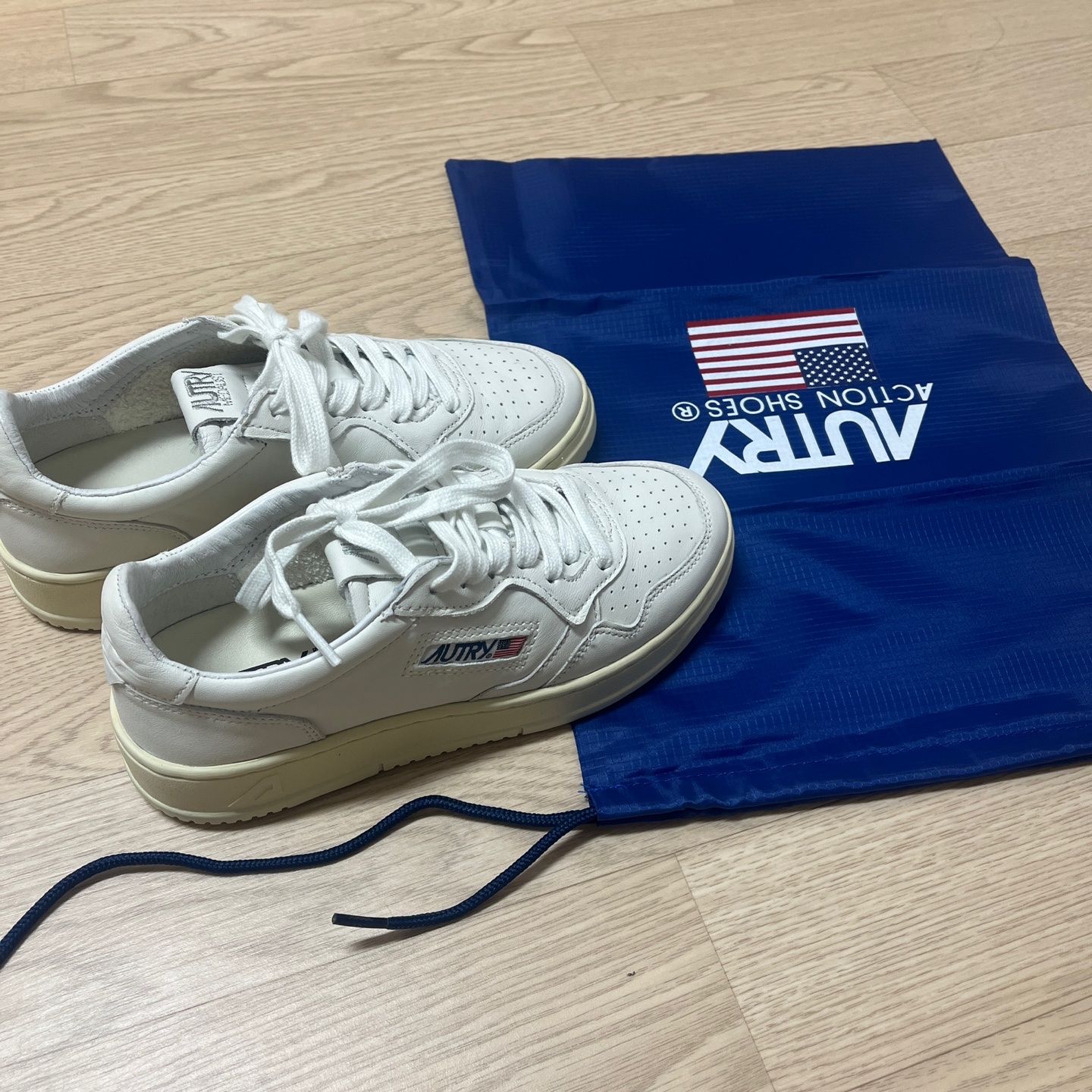 (W) Autry Medalist Low Goatskin Sneakers White 착용 스타일