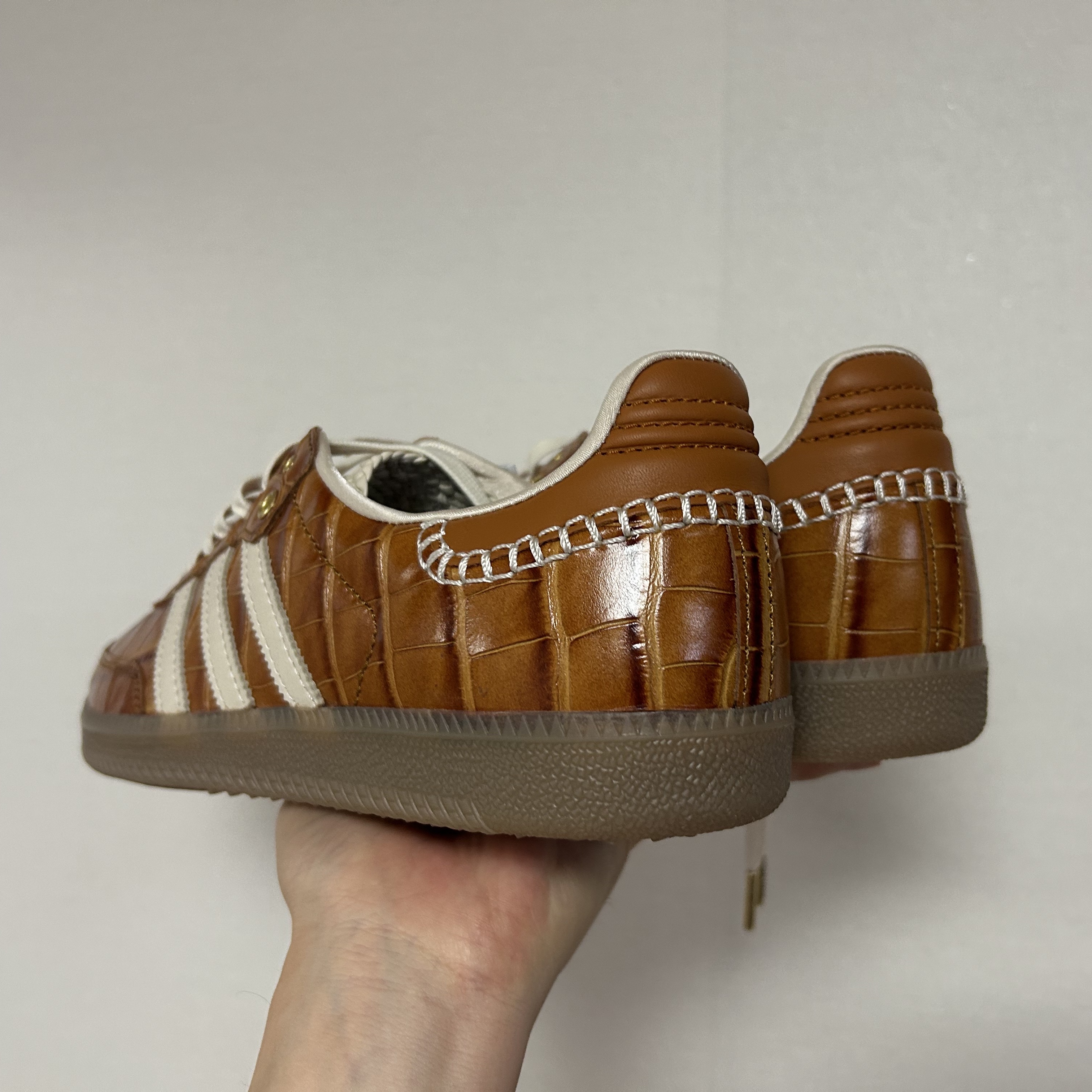 Adidas x Wales Bonner Samba Brown White 착용 스타일 - 3