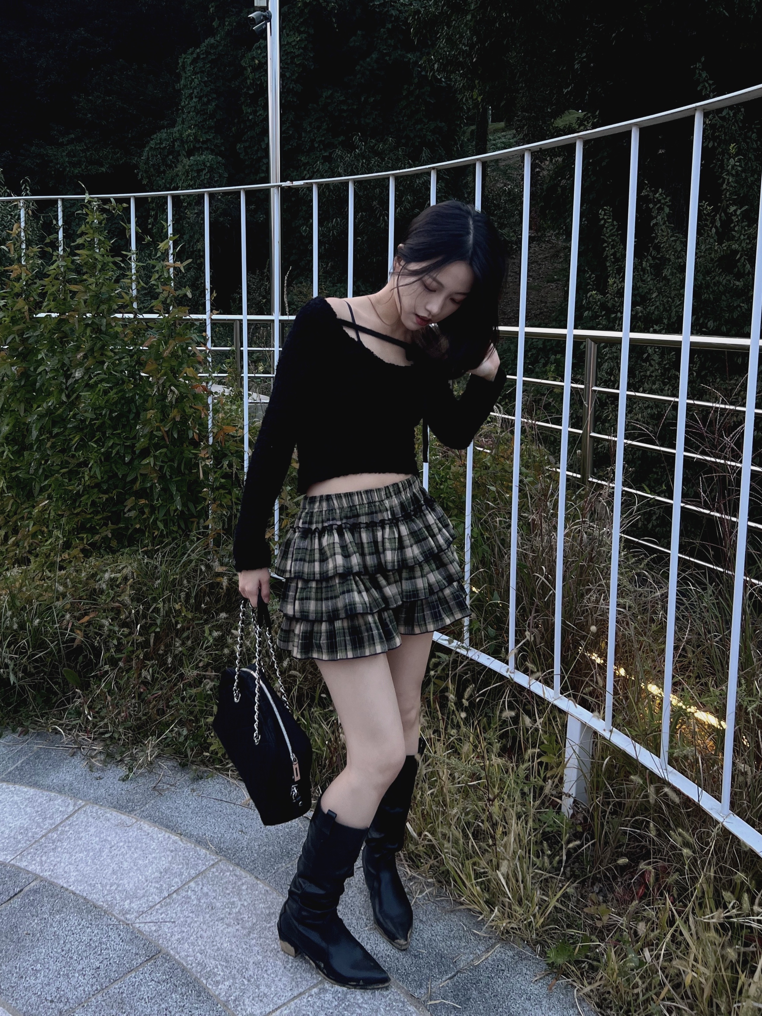 Prada Pocono Nylon Quilted Chain Shoulder Bag Black 착용 스타일 - 3