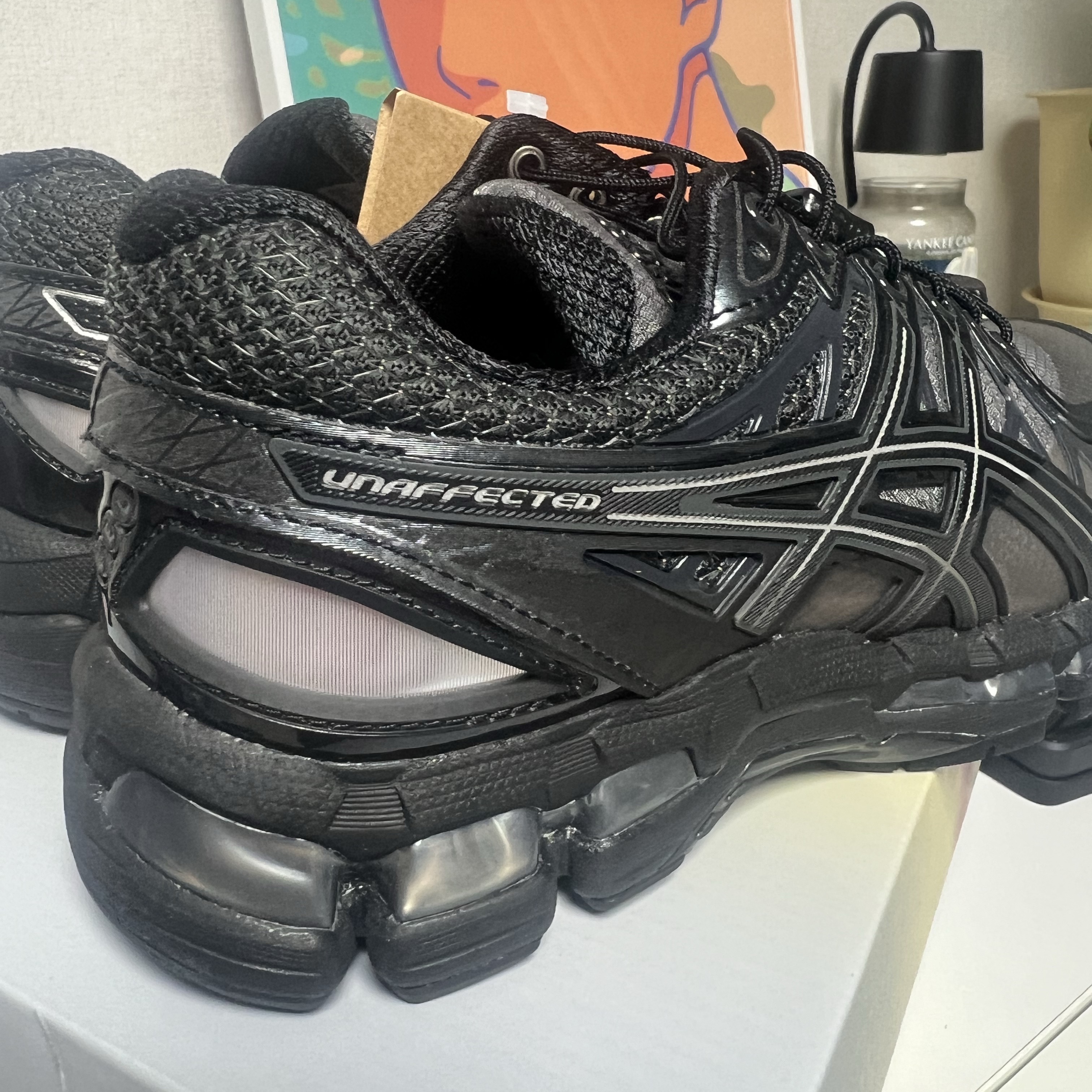Asics x Unaffected Gel-Kayano 20 Obsidian Grey Black 착용 스타일 - 3