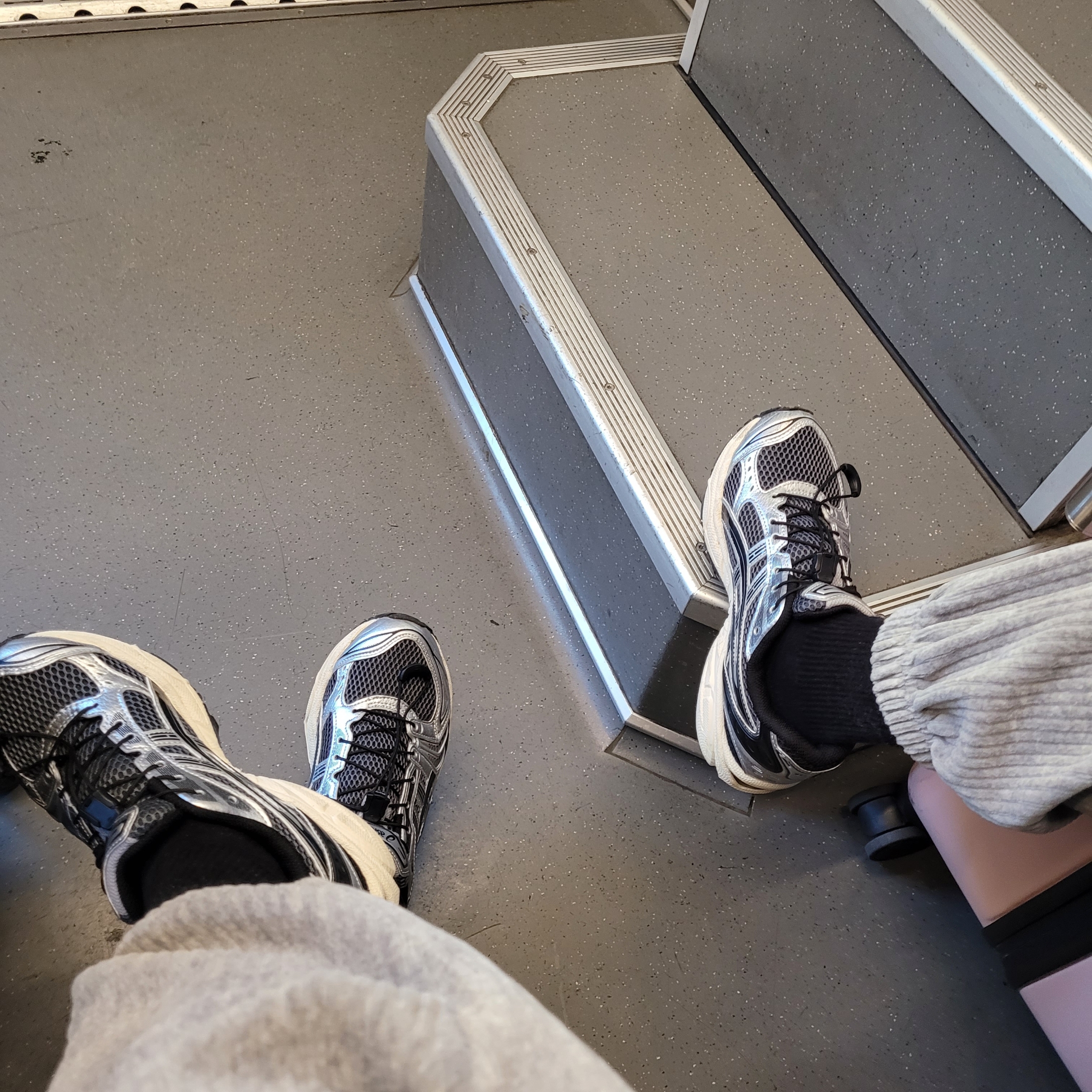 Asics Unlimited Gel-Kayano 14 Carrier Grey Black 착용 스타일