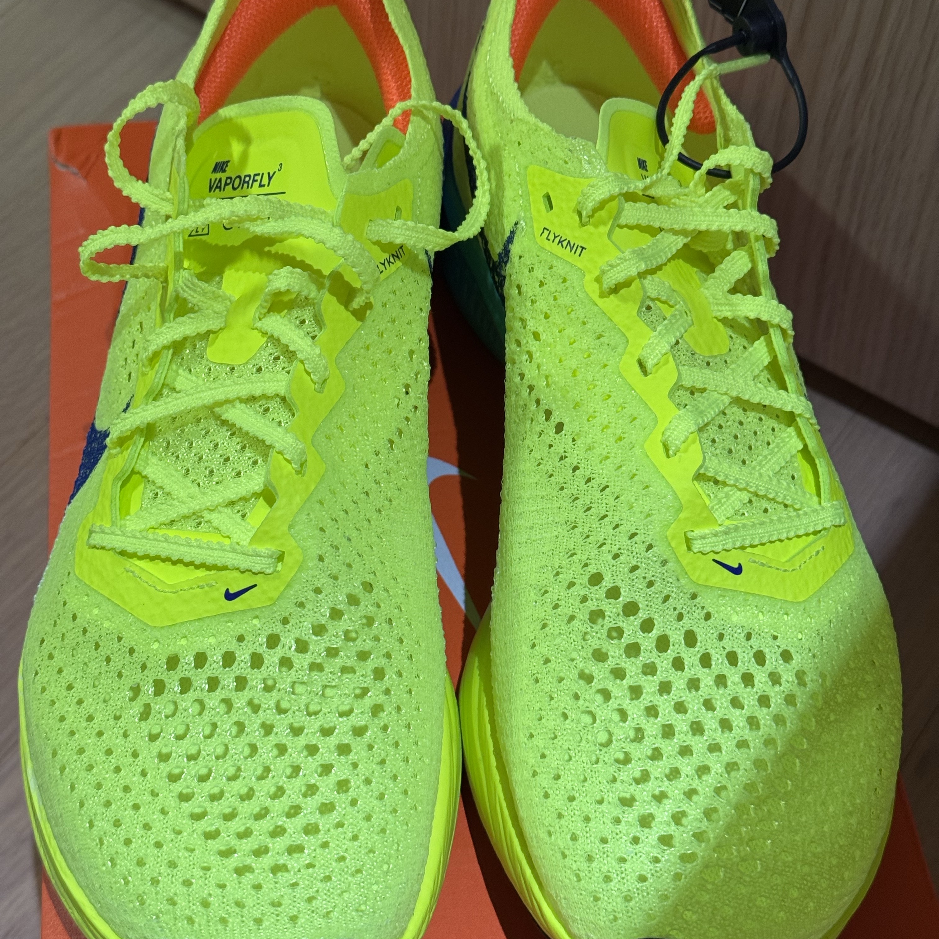 Nike ZoomX Vaporfly Next% 3 Volt Scream Green 착용 스타일 - 5