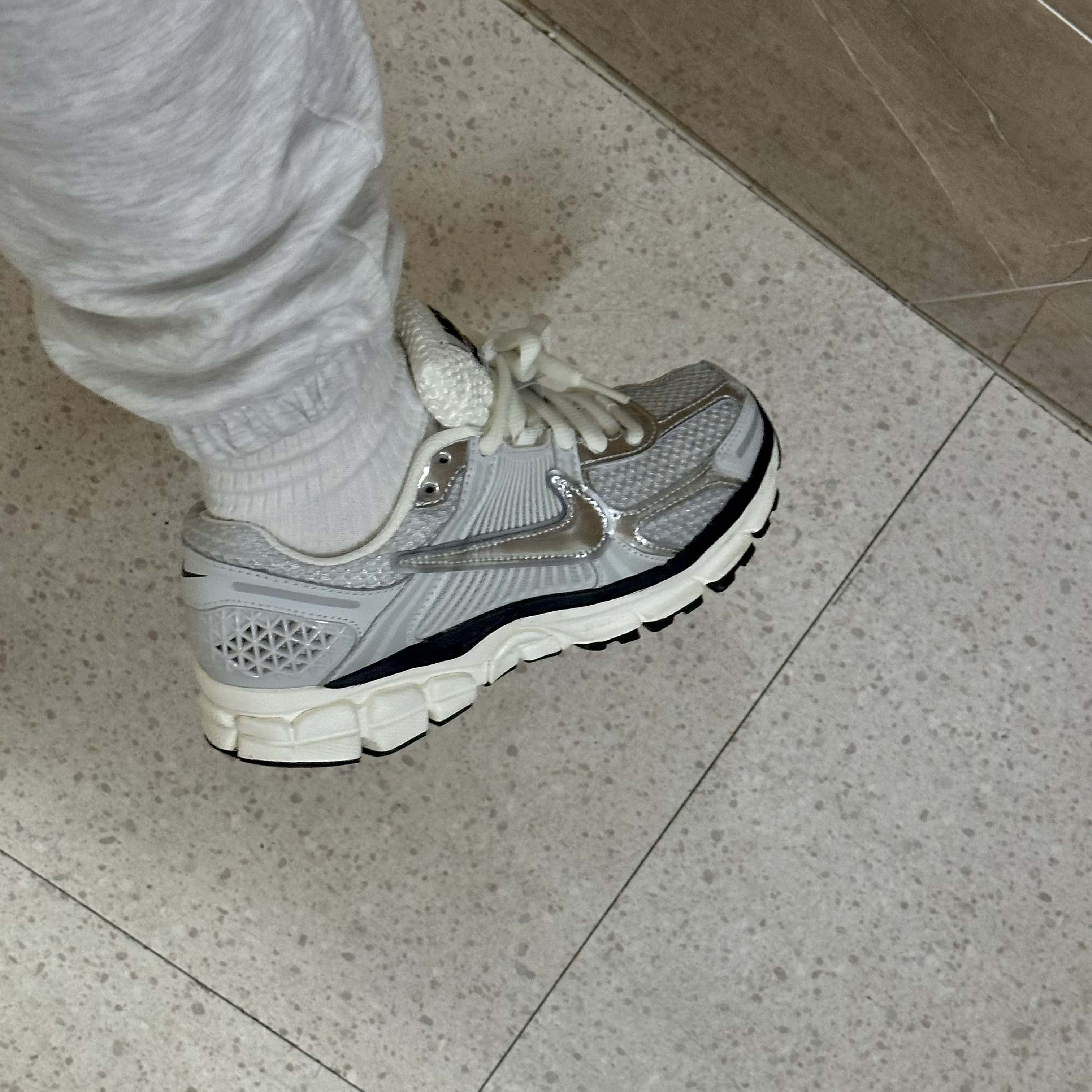 (W) Nike Zoom Vomero 5 Photon Dust and Metallic Silver 착용 스타일