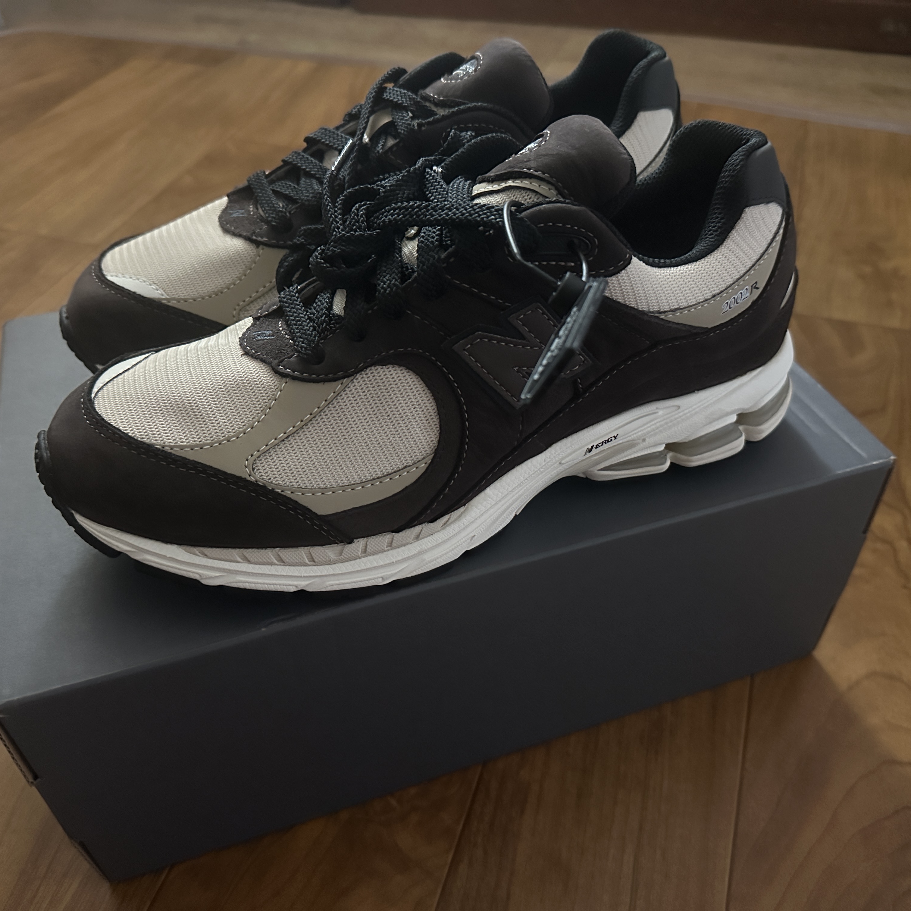 New Balance 2002R Gore-Tex Brown Beige 착용 스타일 - 1