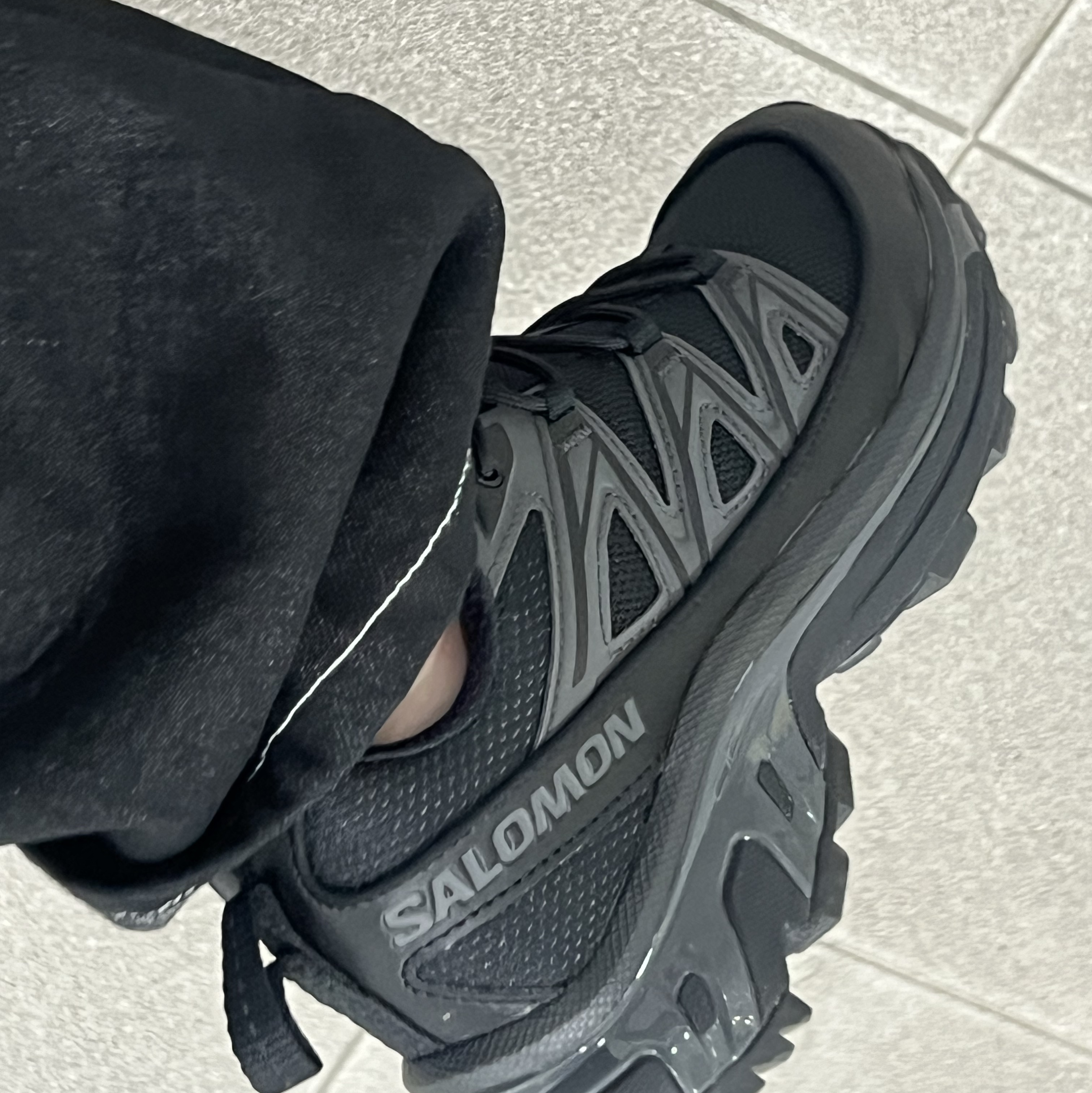 Salomon XT-6 Expanse Black Ebony 착용 스타일 - 1