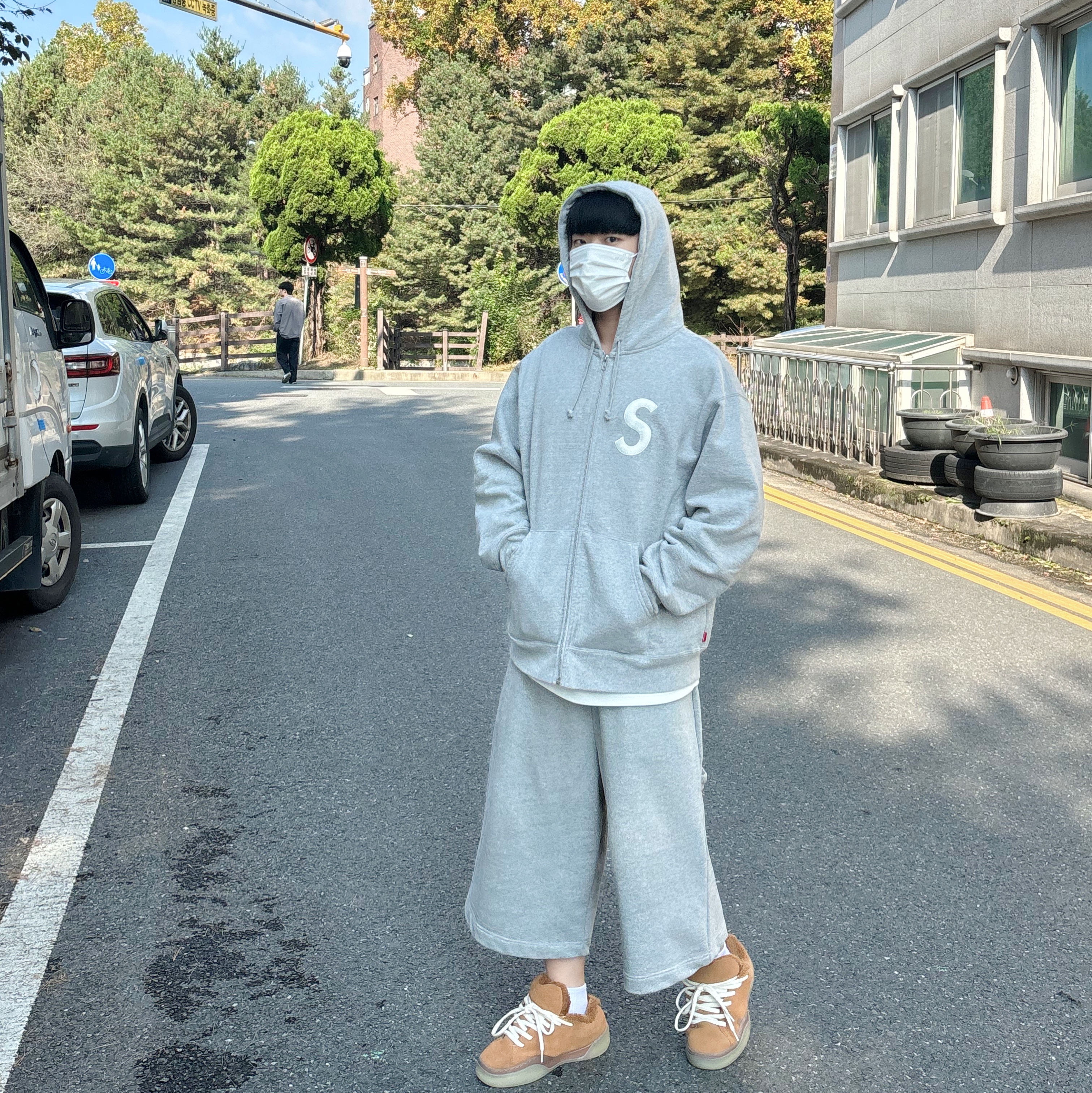 Supreme S Logo Zip Up Hooded Sweatshirt Heather Grey - 23FW, MJD Wide Carpenter Bermuda Shorts Melange Grey 착용 스타일 - 1