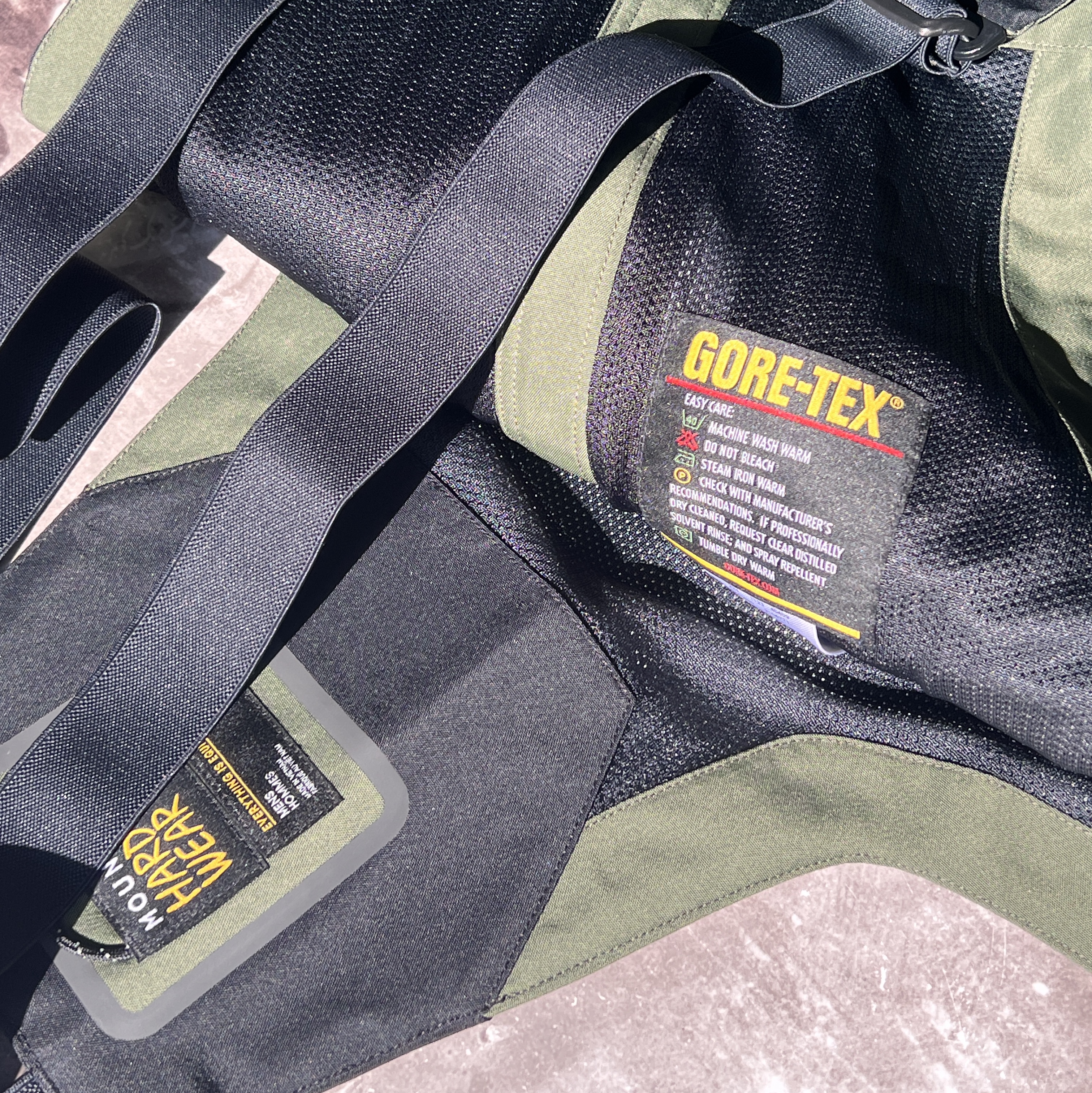 Stussy x Mountain Hardwear Exposure Gore-Tex Bib Poblano Black 착용 스타일 - 3
