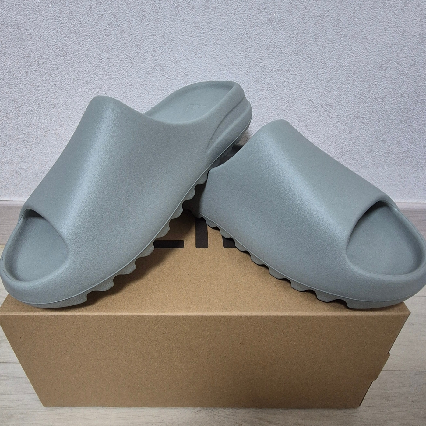 Adidas Yeezy Slide Salt 착용 스타일 - 2