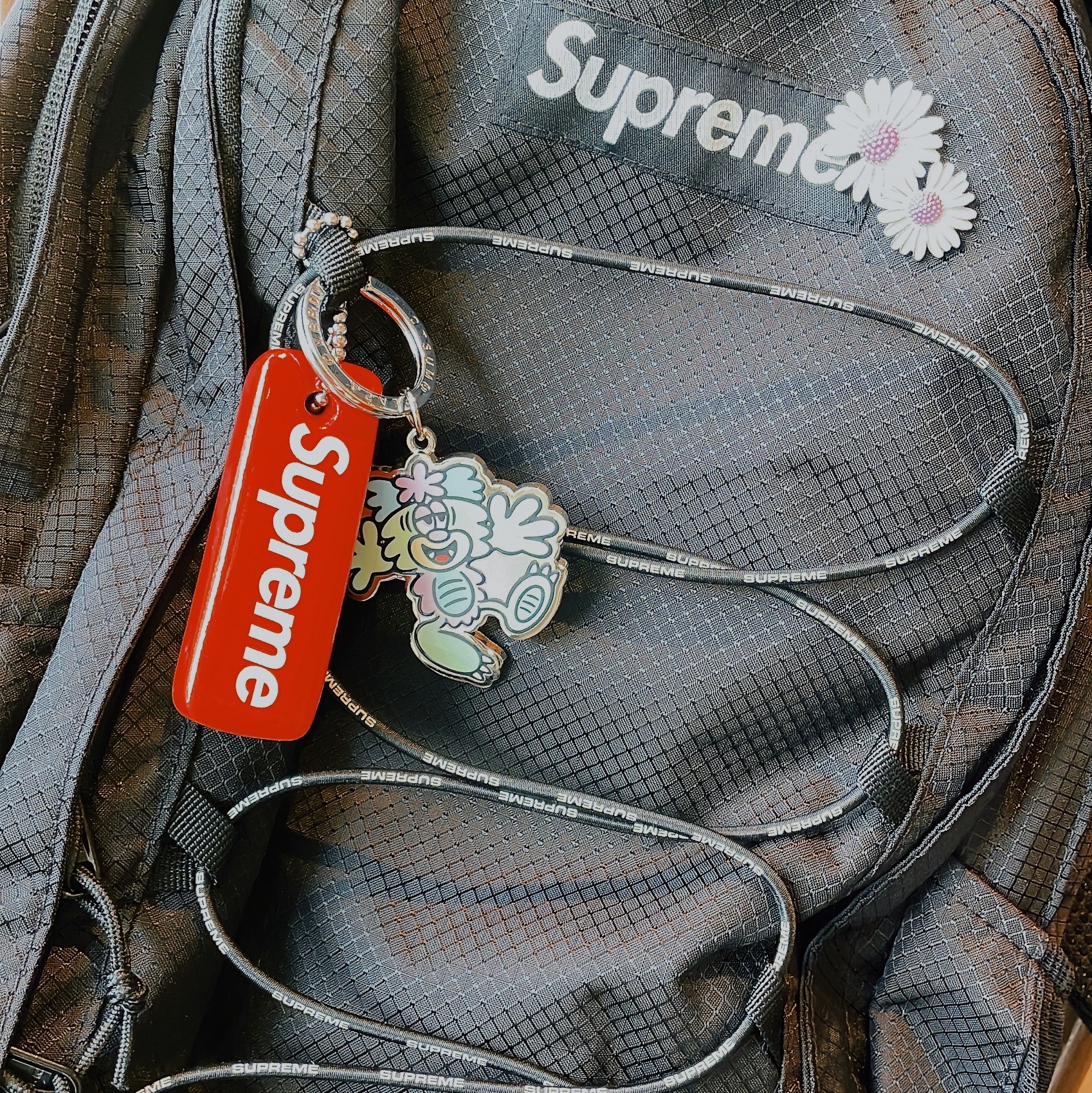 Verdy Otsumo Plaza Key Charm Visty Silver - Otsumo Plaza Exclusive, Peaceminusone x Joopiter Daisy Pin Set White 착용 스타일
