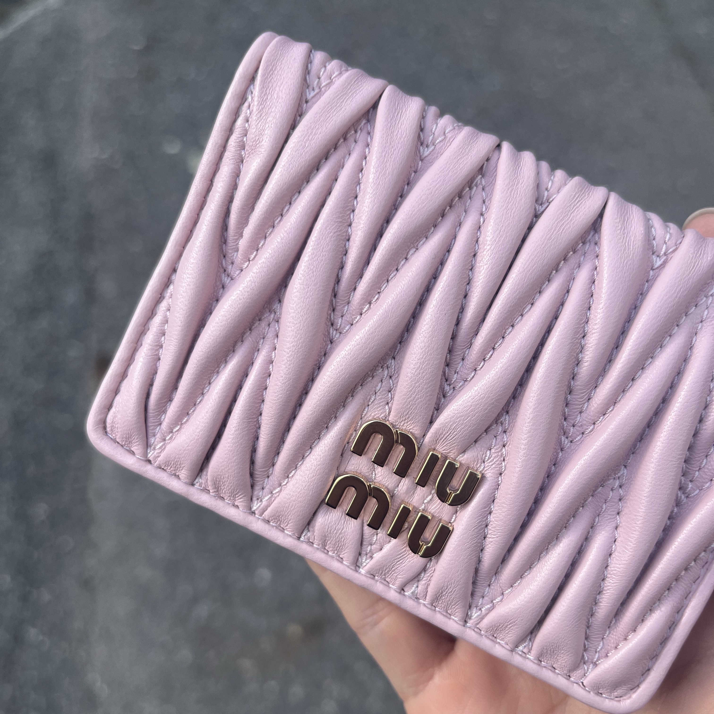 Miu Miu Matelasse Nappa Leather Card Holder Alabaster Pink 착용 스타일