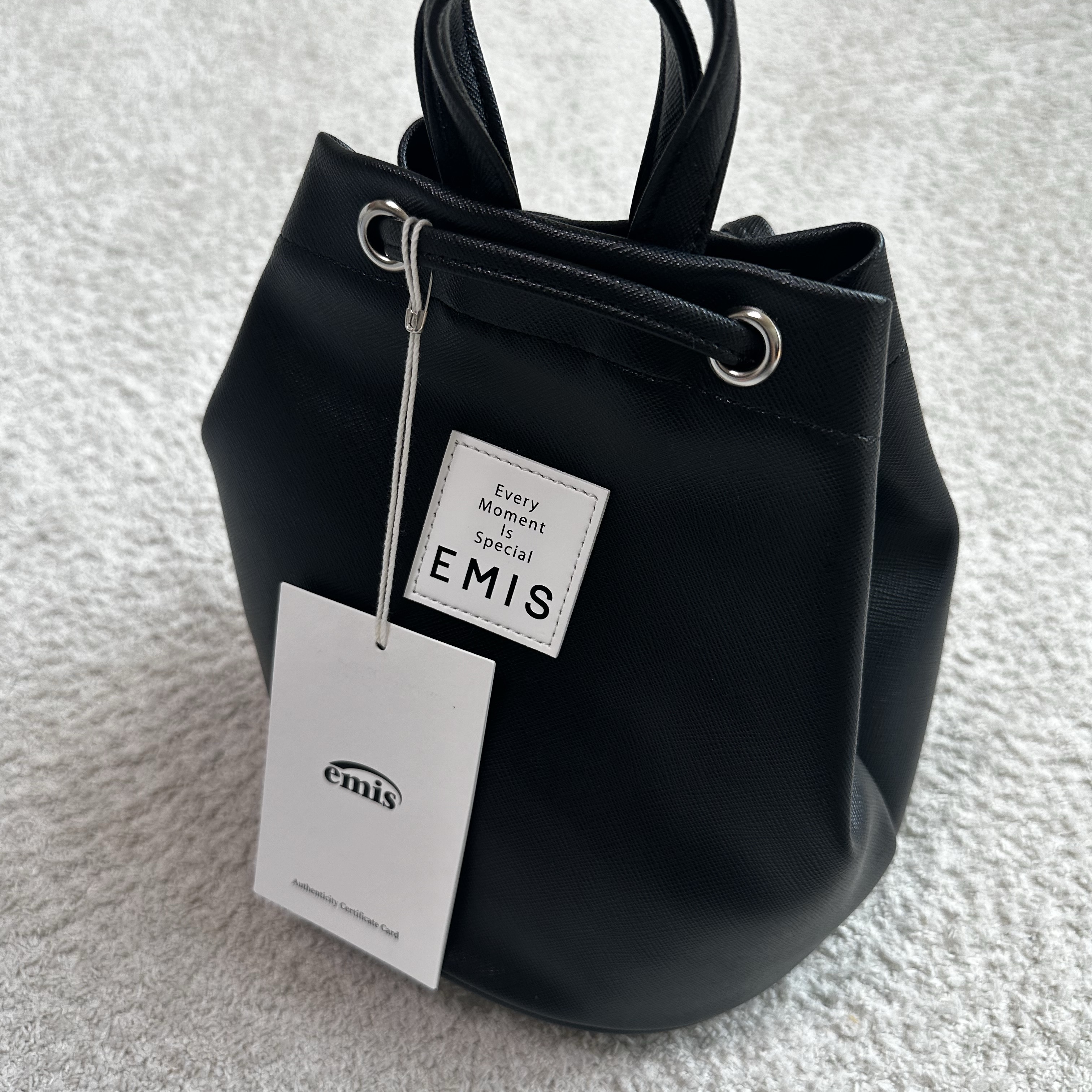 Emis Leather Mini Backpack Black 착용 스타일