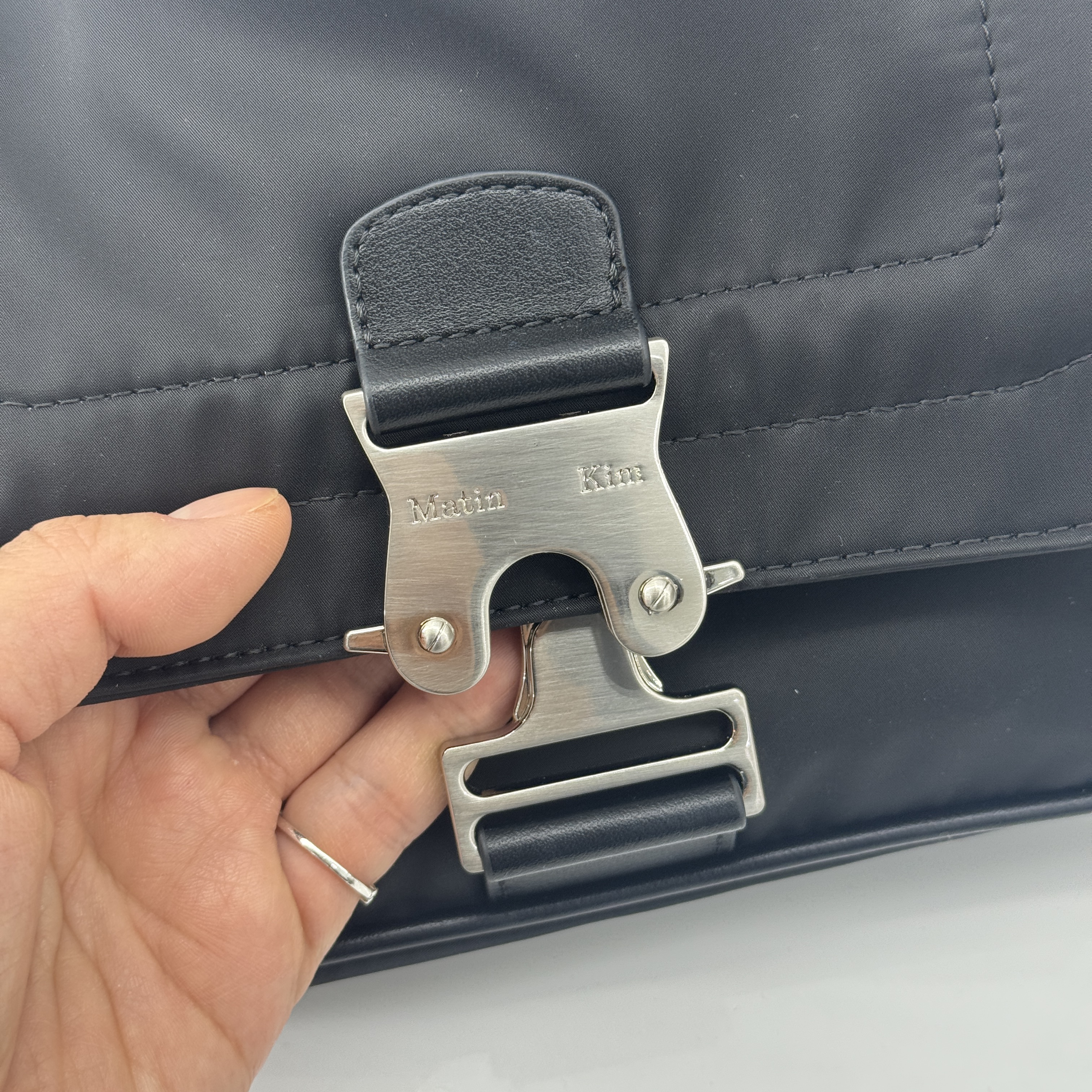 Matin Kim Mini Buckle Bag Black 착용 스타일 - 2