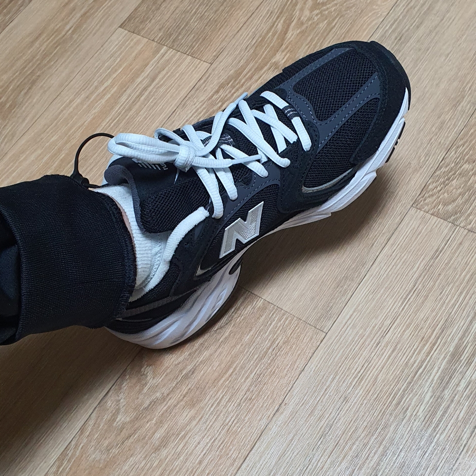 New Balance 530 Classic Black 착용 스타일