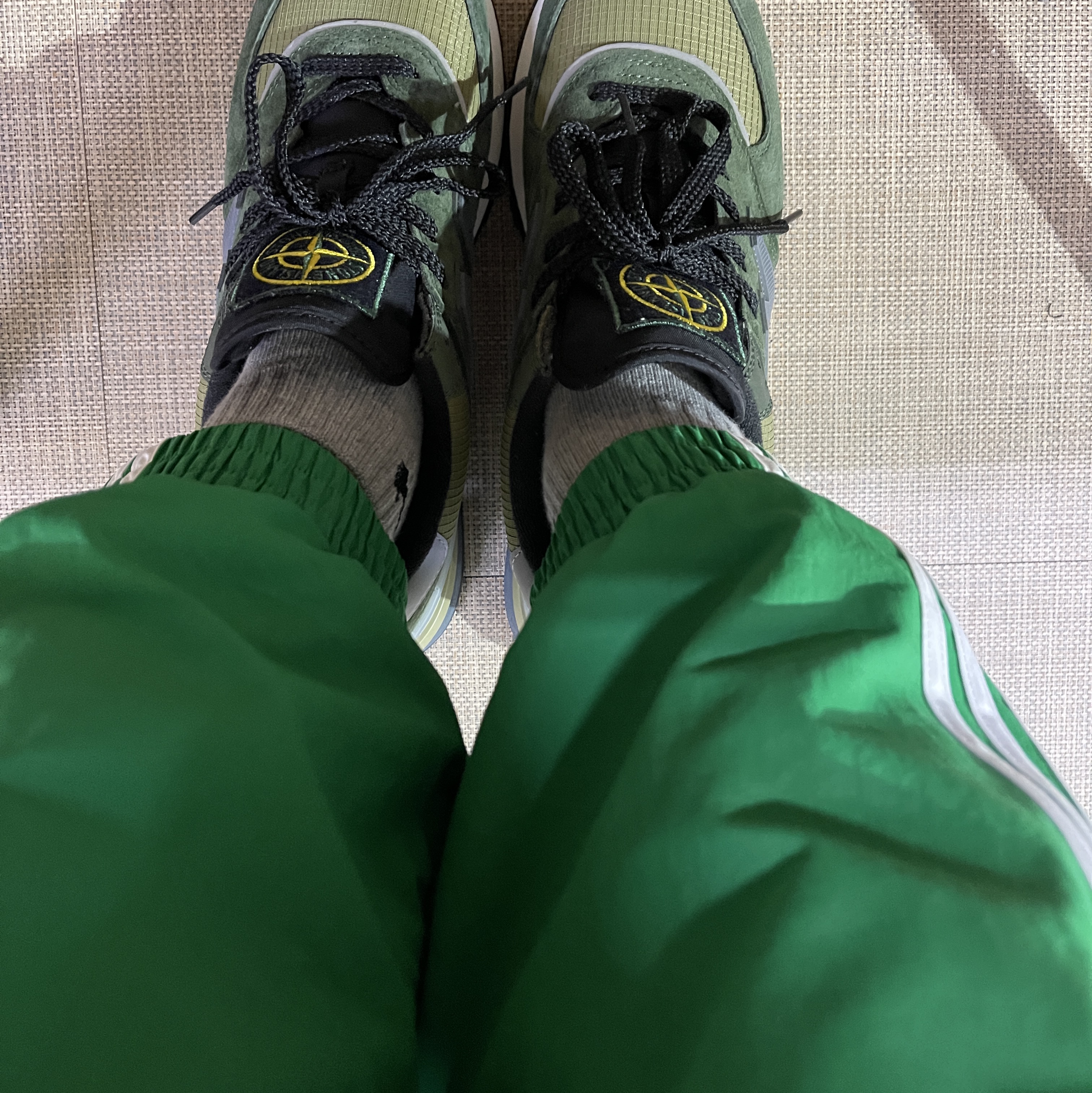 New Balance x Stone Island 574 Legacy Dark Green 착용 스타일 - 1