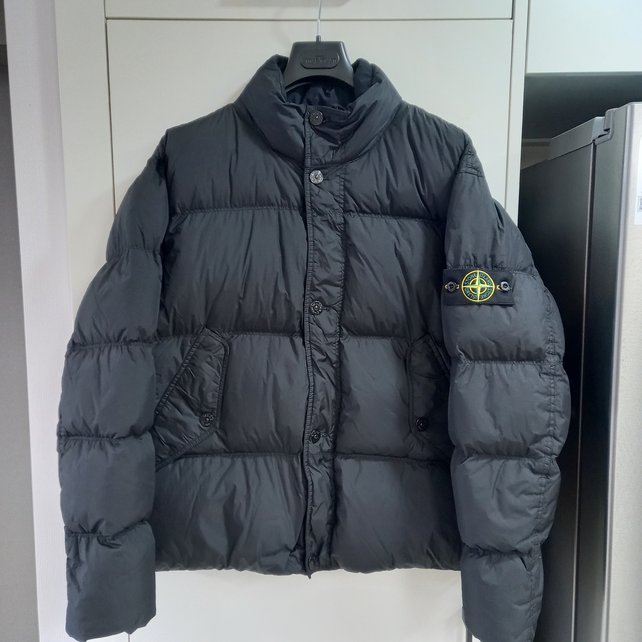 Stone Island 40123 Garment Dyed Crinkle Reps R-NY Down Jacket Black - 24FW 착용 스타일 - 1