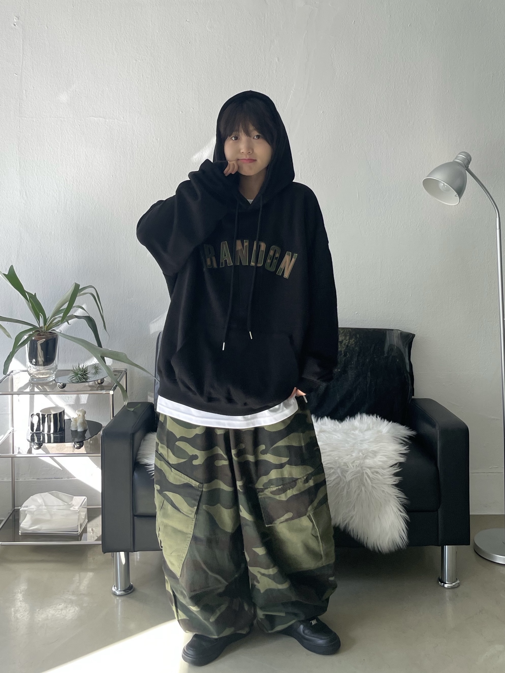 (W) Nike Air Force 1 '07 Low Triple Black 착용 스타일 - 2