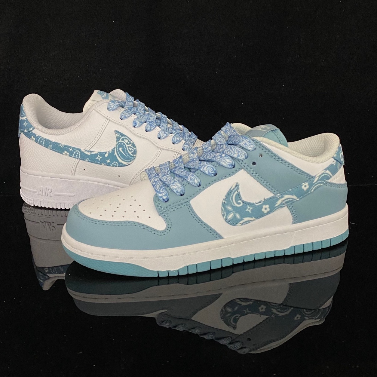 (W) Nike Air Force 1 '07 Essential Paisley Swoosh White Worn Blue 착용 스타일