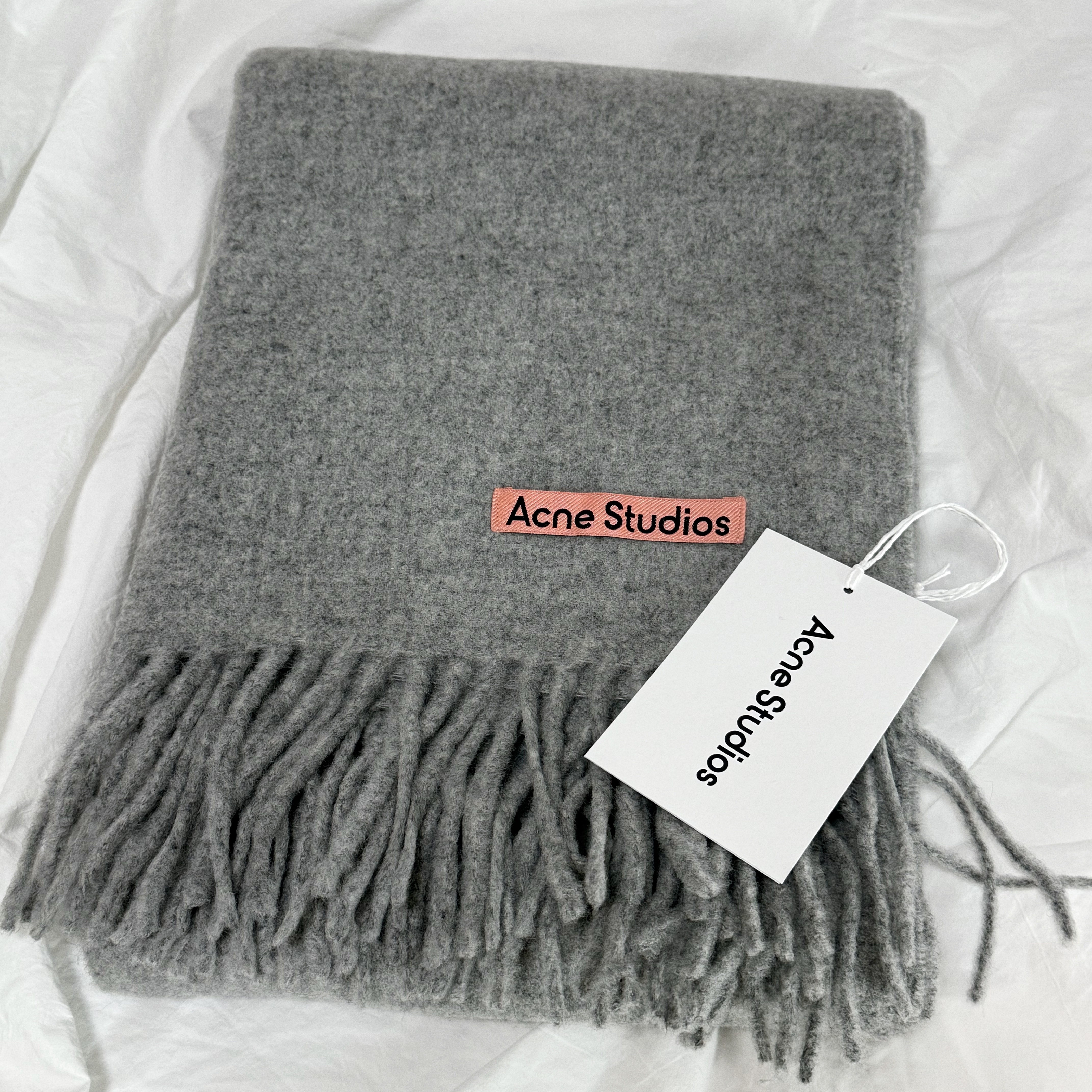 Acne Studios Narrow Wool Fringe Muffler Light Grey Melange 착용 스타일