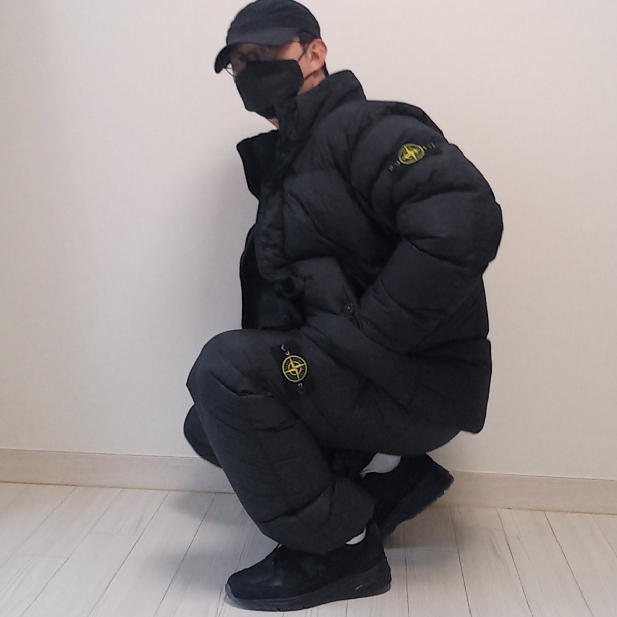 Stone Island 40123 Garment Dyed Crinkle Reps R-NY Down Jacket Black - 24FW, New Balance x Stone Island 991v2 Made in UK Black 착용 스타일 - 5