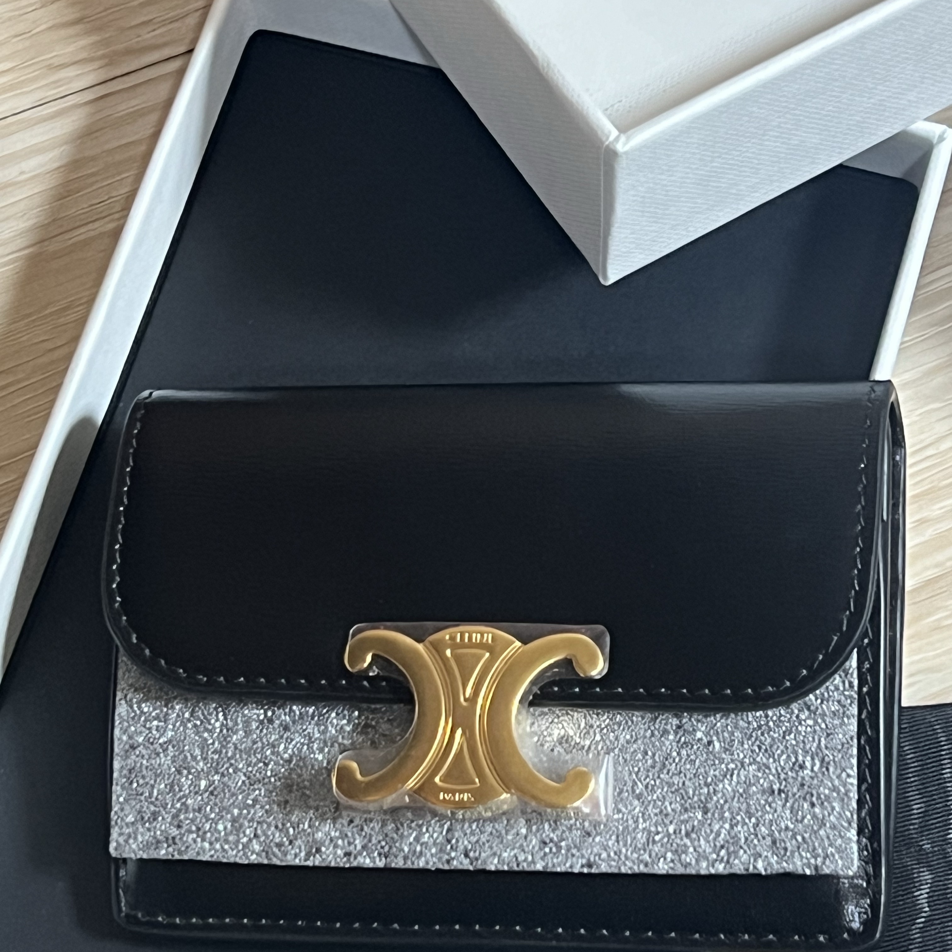 Celine Card Holder with Flap in Shiny Calfskin Black 착용 스타일
