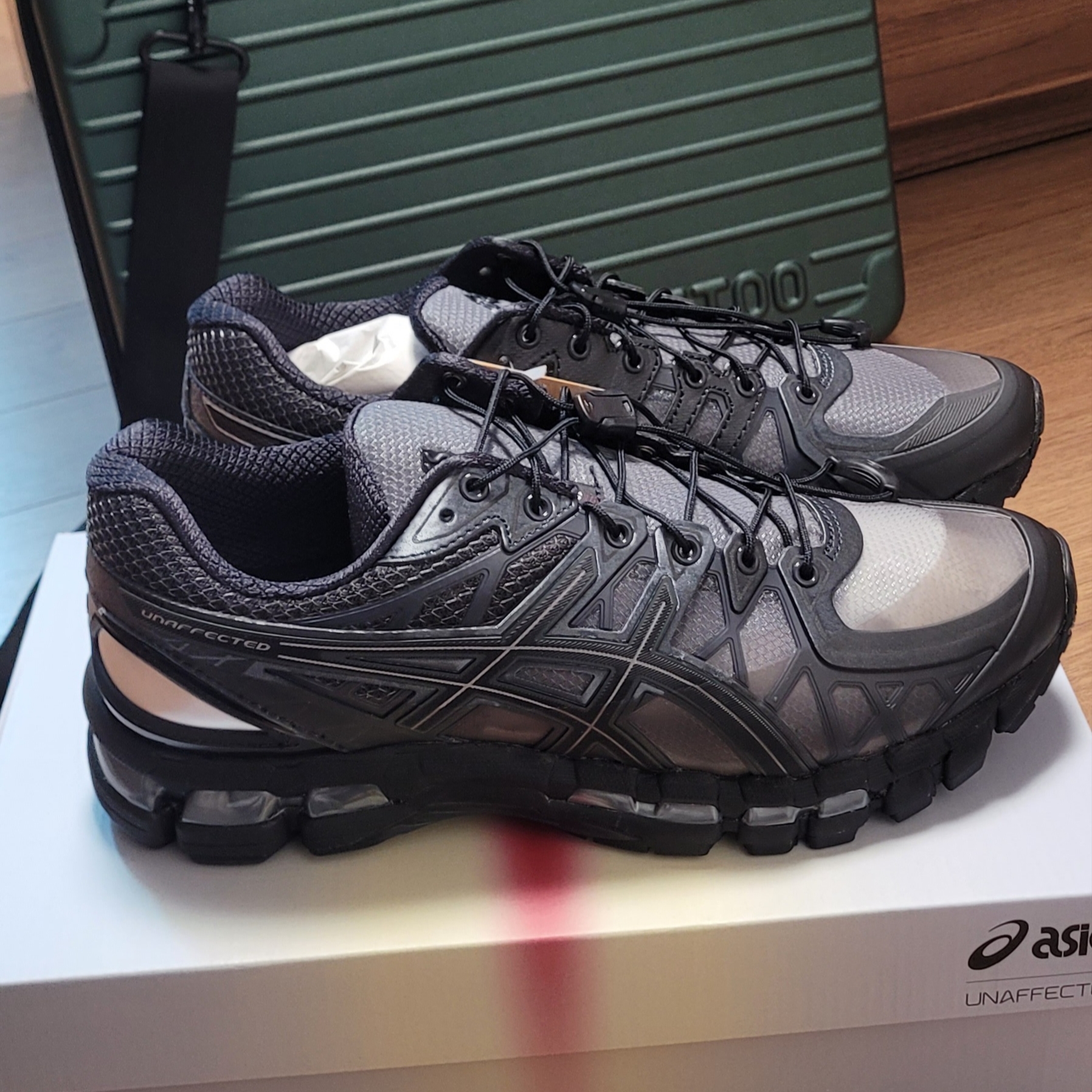 Asics x Unaffected Gel-Kayano 20 Obsidian Grey Black 착용 스타일 - 1