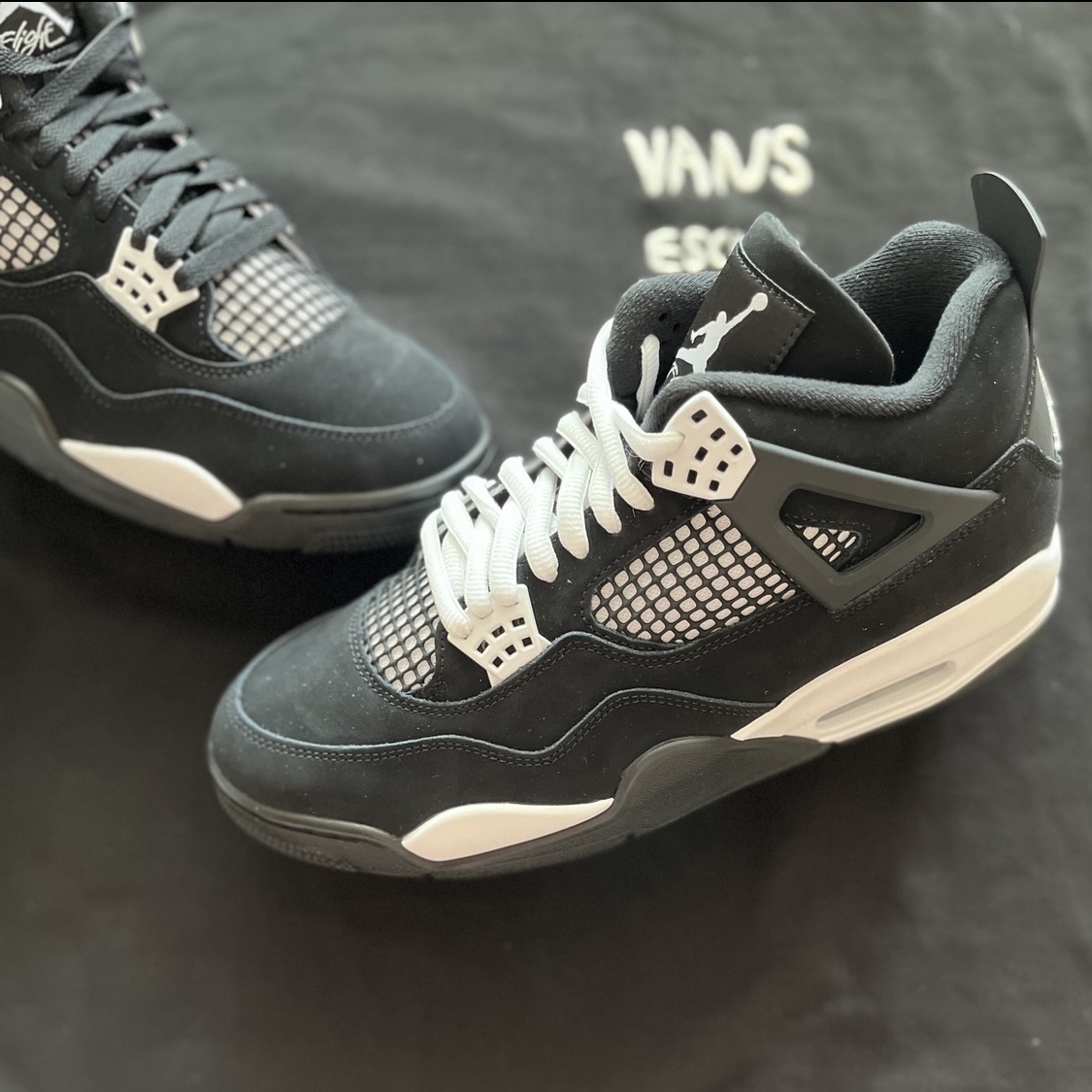Jordan 4 Retro White Thunder 착용 스타일 - 3
