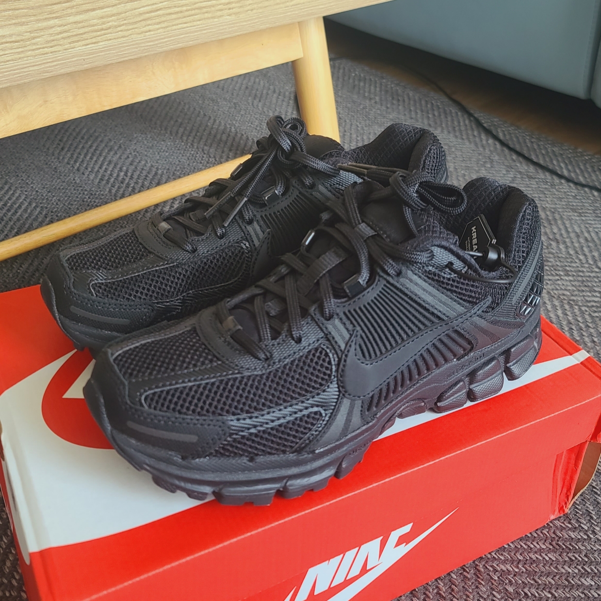 Nike Zoom Vomero 5 SP Black 착용 스타일 - 3