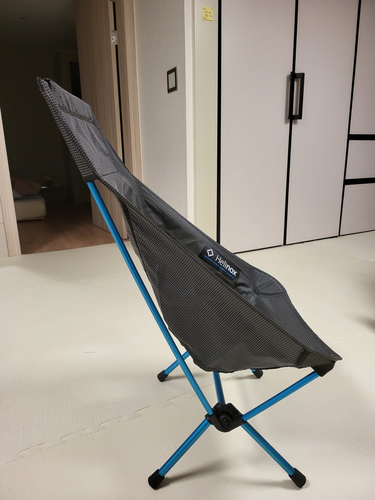 Helinox Chair Zero High-Back Black 착용 스타일 - 2