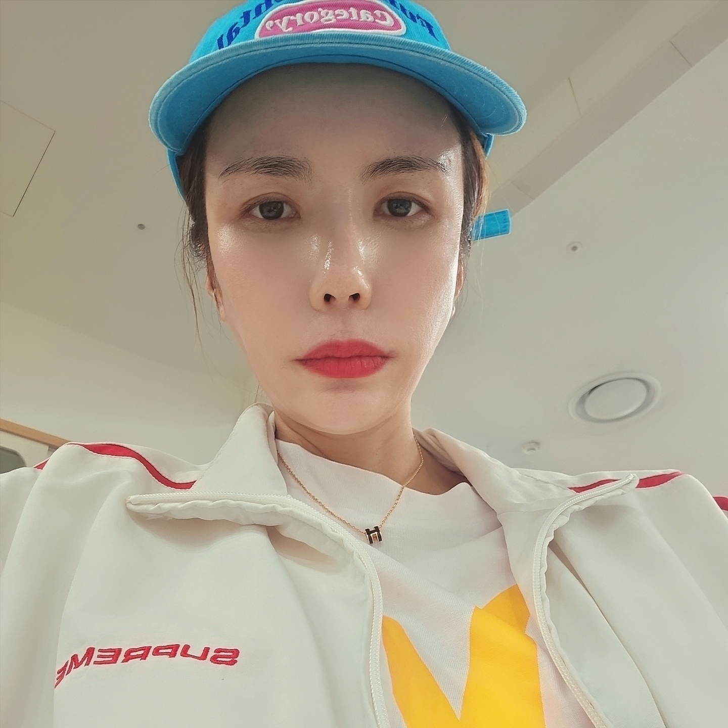 Palace x McDonald's Logo T-Shirt White - 23FW, Supreme Inset Link Track Jacket Light Grey - 24SS 착용 스타일 - 1