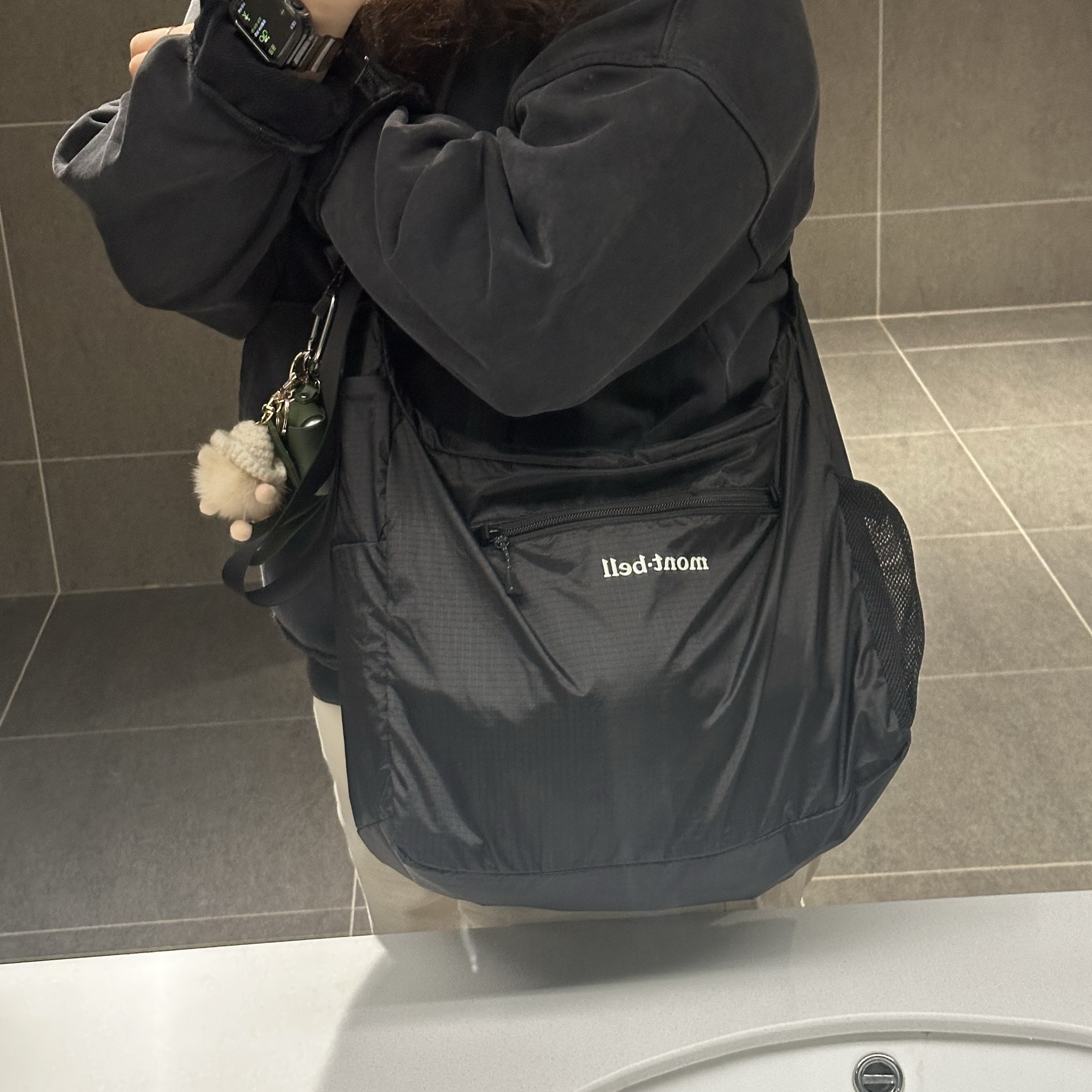 Montbell Pocketable Light Shoulder Bag Medium Black 착용 스타일