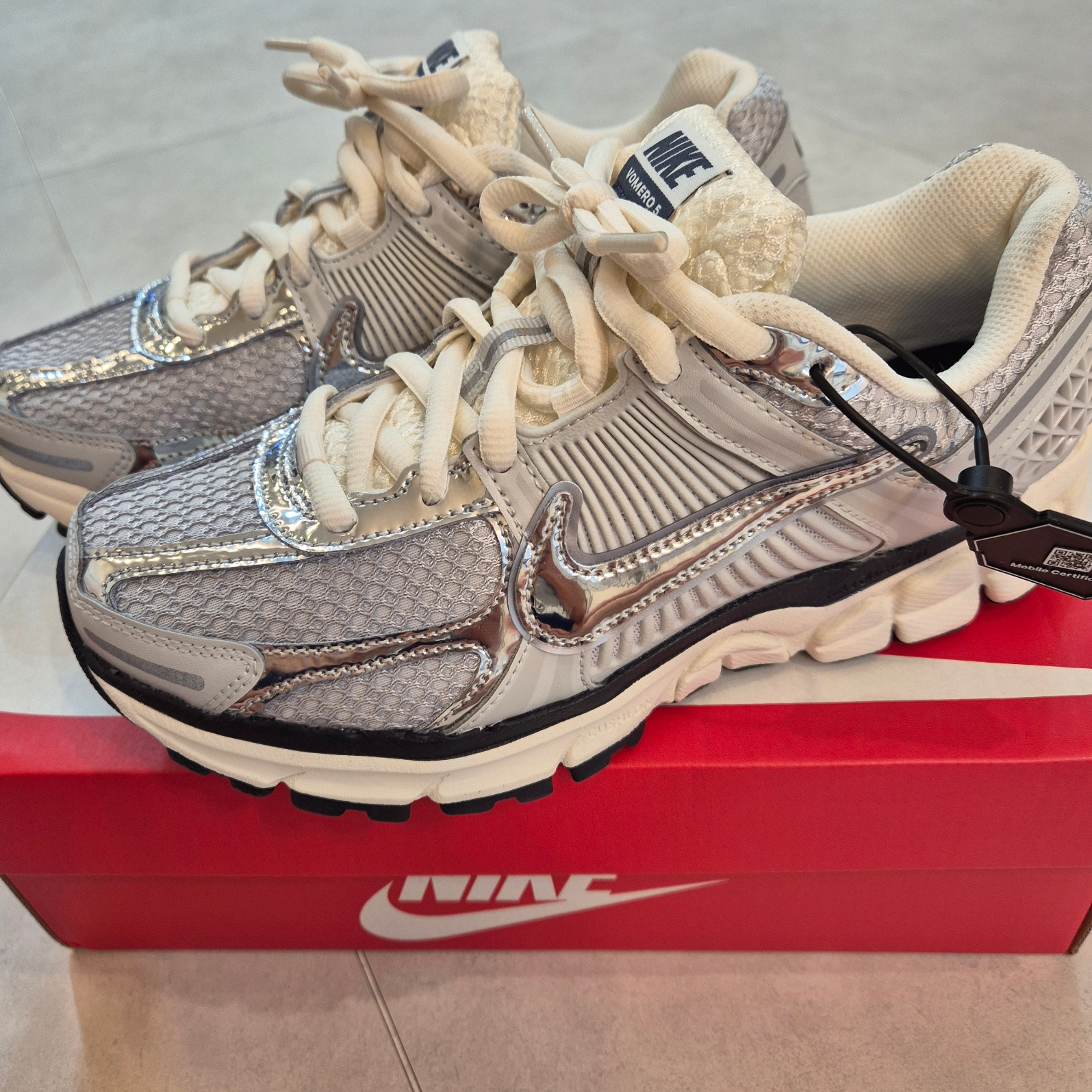 Nike Zoom Vomero 5 Photon Dust Gridiron 착용 스타일